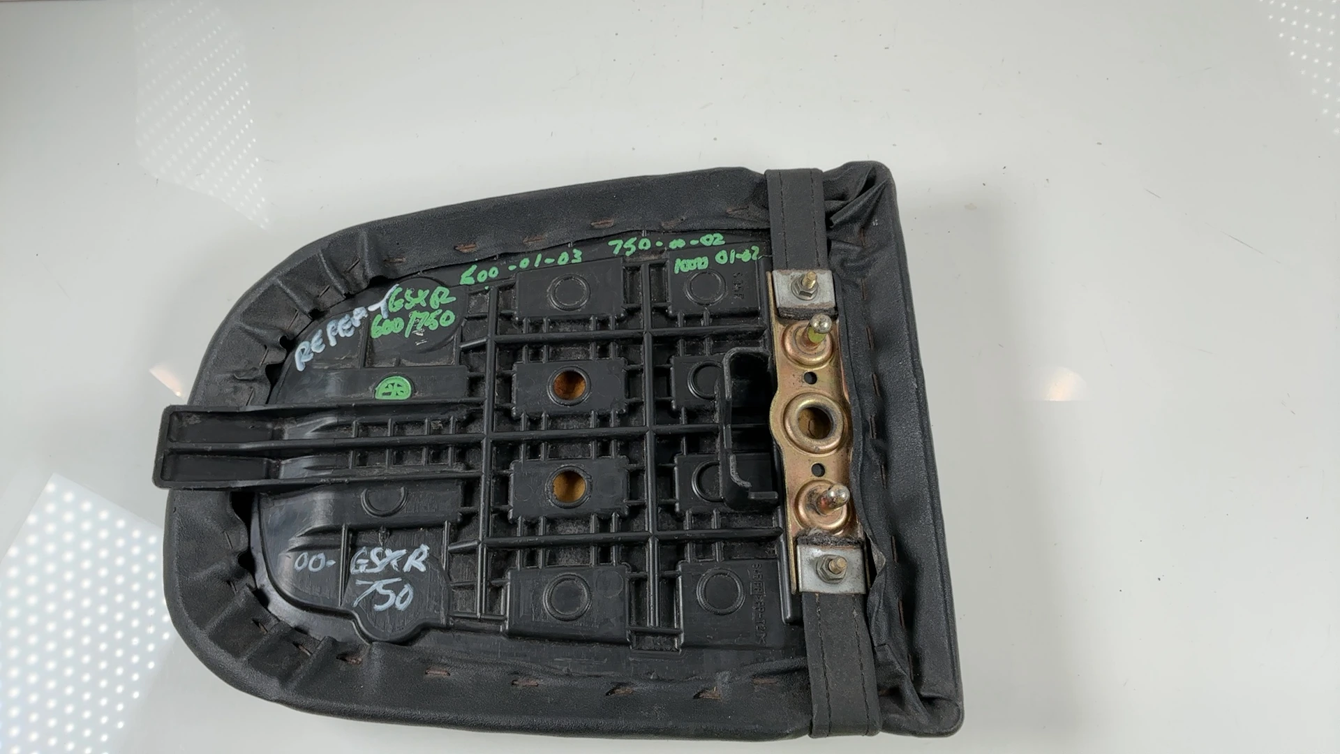 Suzuki GSXR 750 Rear Passenger Pillion Seat 2000-2003 OEM 45300-35F20 S35F - Image 2