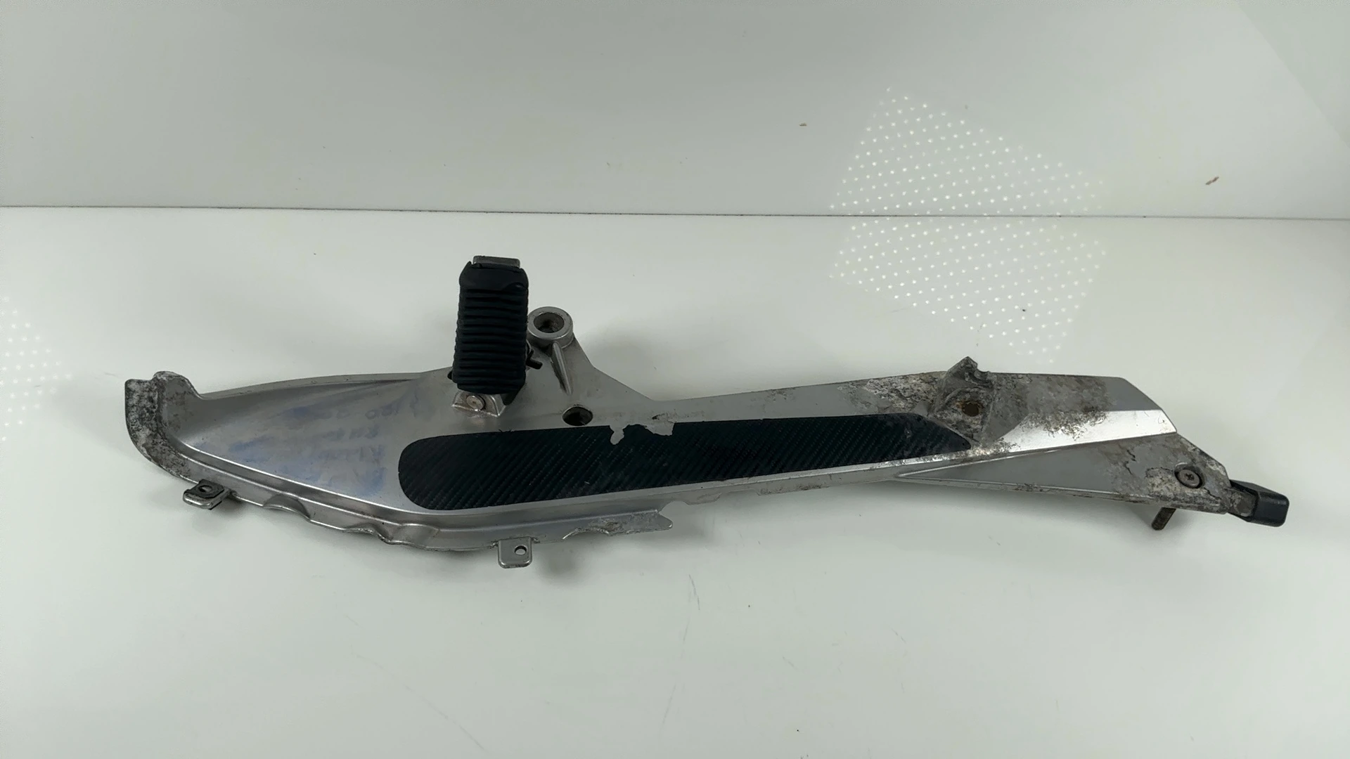 BMW R1200RT K26 1170cc Right Footrest Bracket Plate 2005-2014 OEM 46717675290 - Image 2