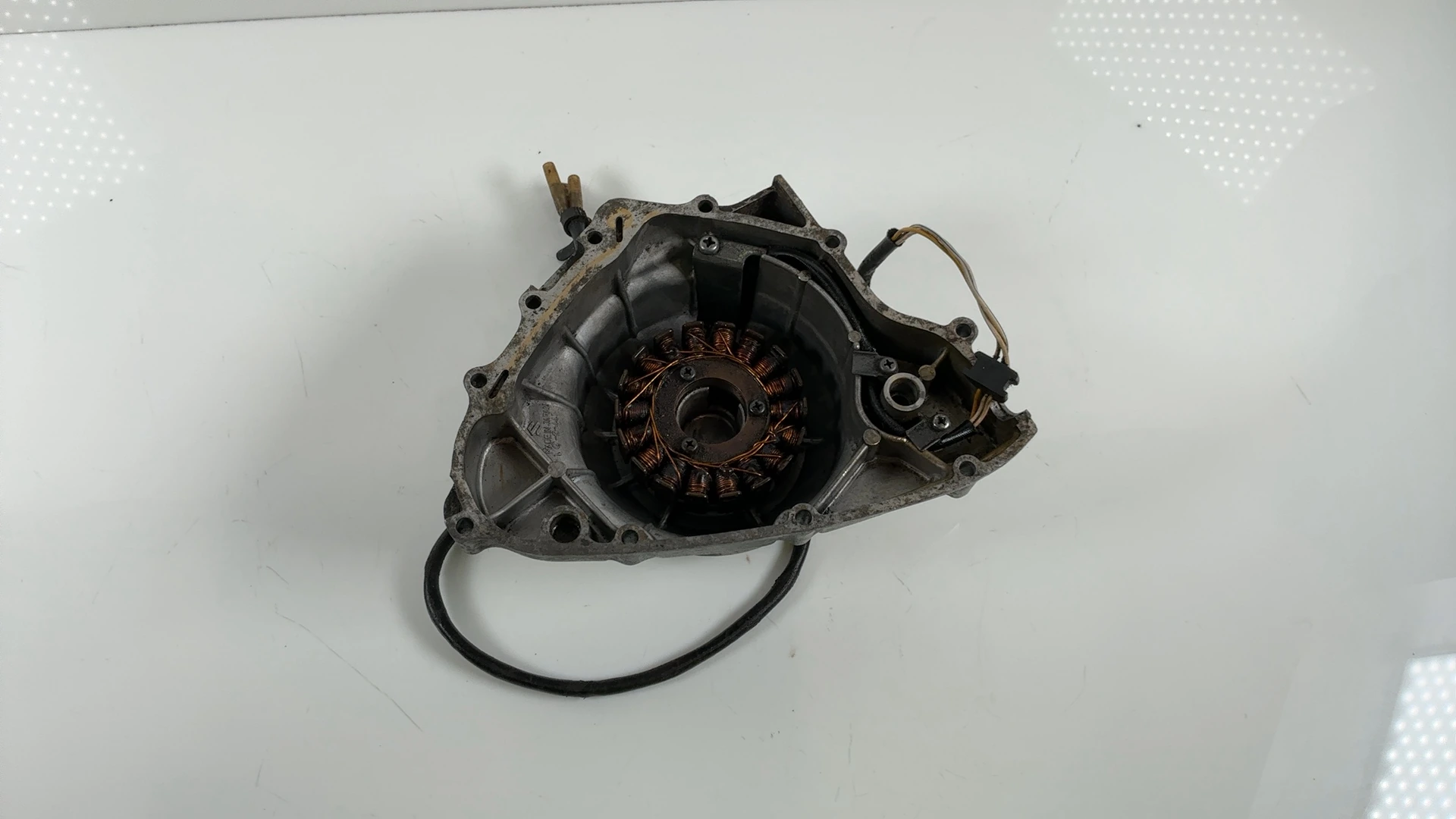 Suzuki GS300L GS300 300 Stator Generator Cover 1982-1985 OEM 11483-11400 - Image 3