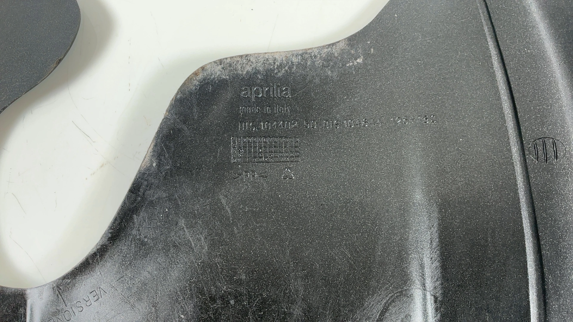 Aprilia SR 50 125 Rear Inner Mudguard Tank Cover 2000-2005 OEM AP8249762 - Image 5
