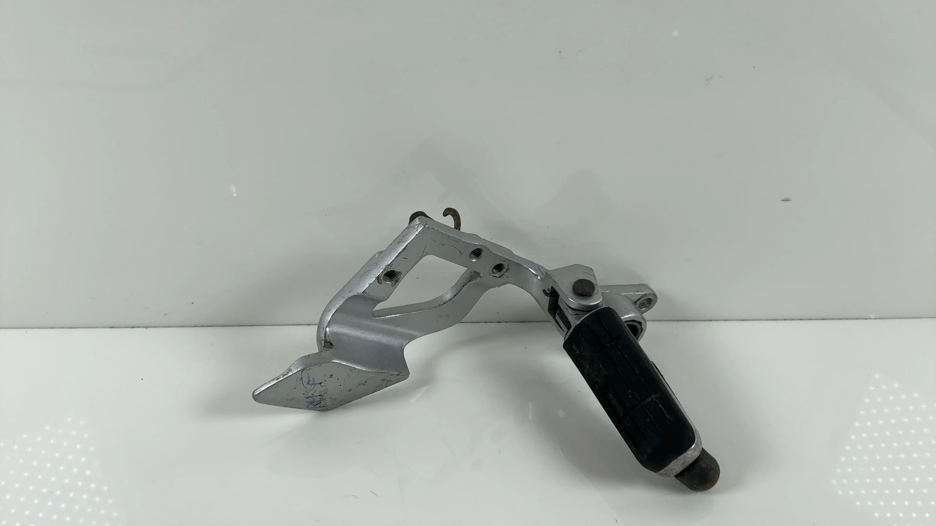 YAMAHA FJR1300 FJR 1300 Front Right Side Foot Rest Bracket 04-05 5JW-27443-00-00