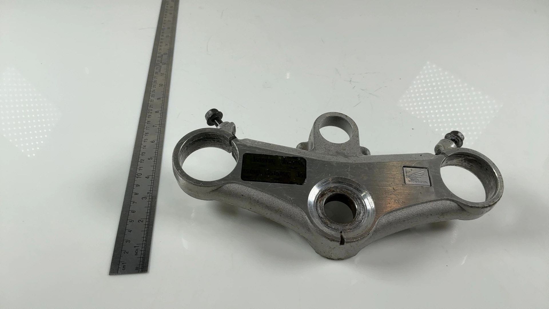 Honda CBR900RR SC33 900cc Upper Fork Triple Tree Clamp 1996-97 OEM 53300-MAS-E00 - Image 4