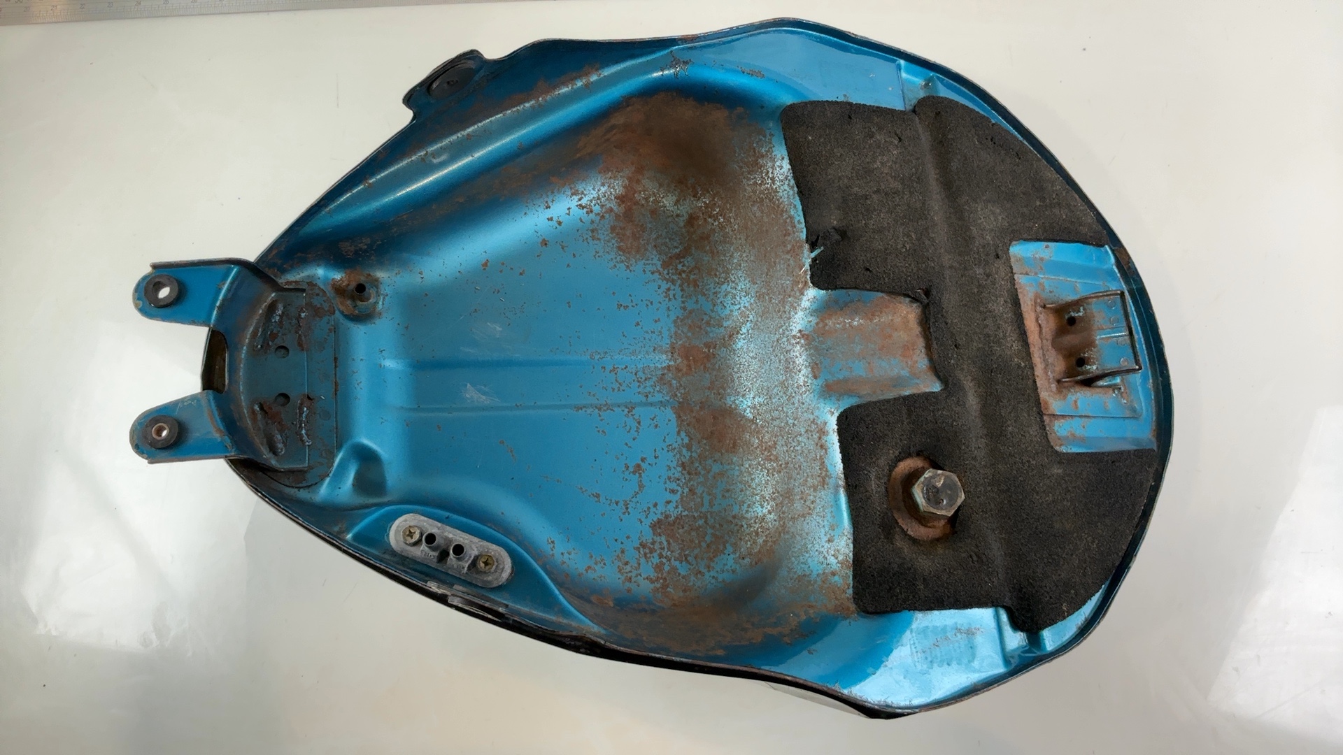 Suzuki RF600R GN76A 600 CC Fuel Tank 1993-1997 OEM 44100-21E01-3AX - Image 5