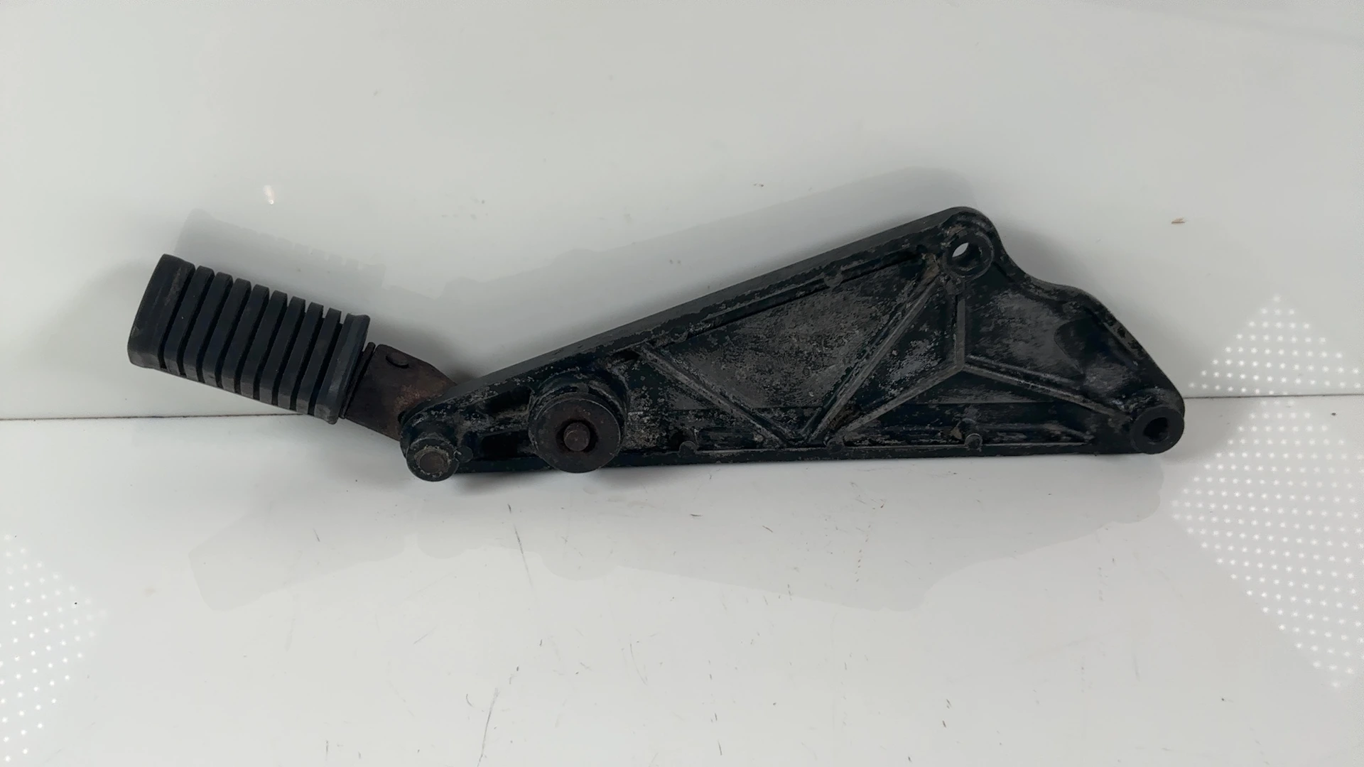 Kawasaki GT750 KZ750P 750cc Left Rear Footrest Hanger Bracket 1982-96 35011-1132 - Image 2