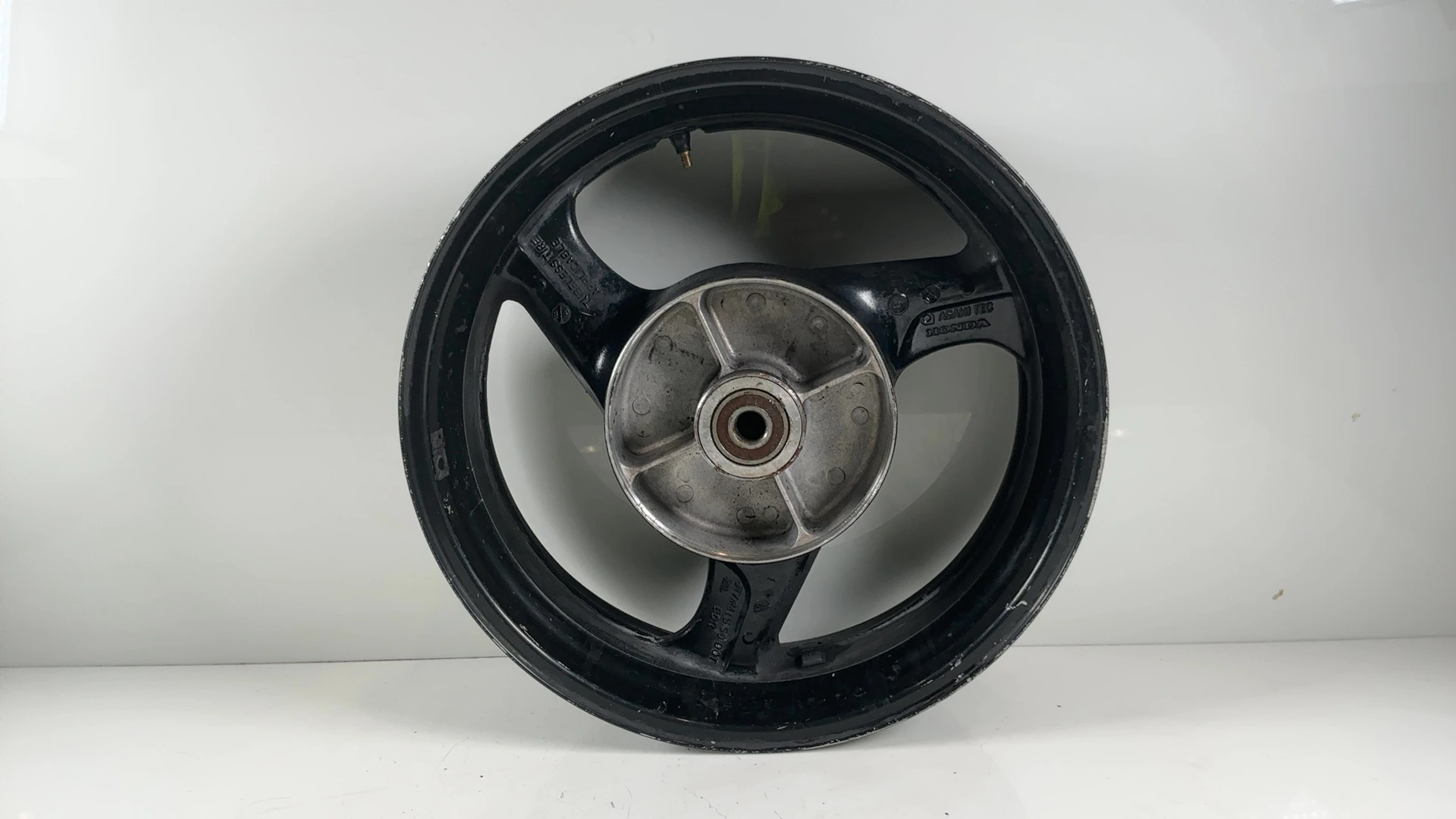 Honda CBR1100XX Blackbird SC35 1100 Rear Wheel Rim 1996-2007 OEM 42650-MAT-010 - Image 2