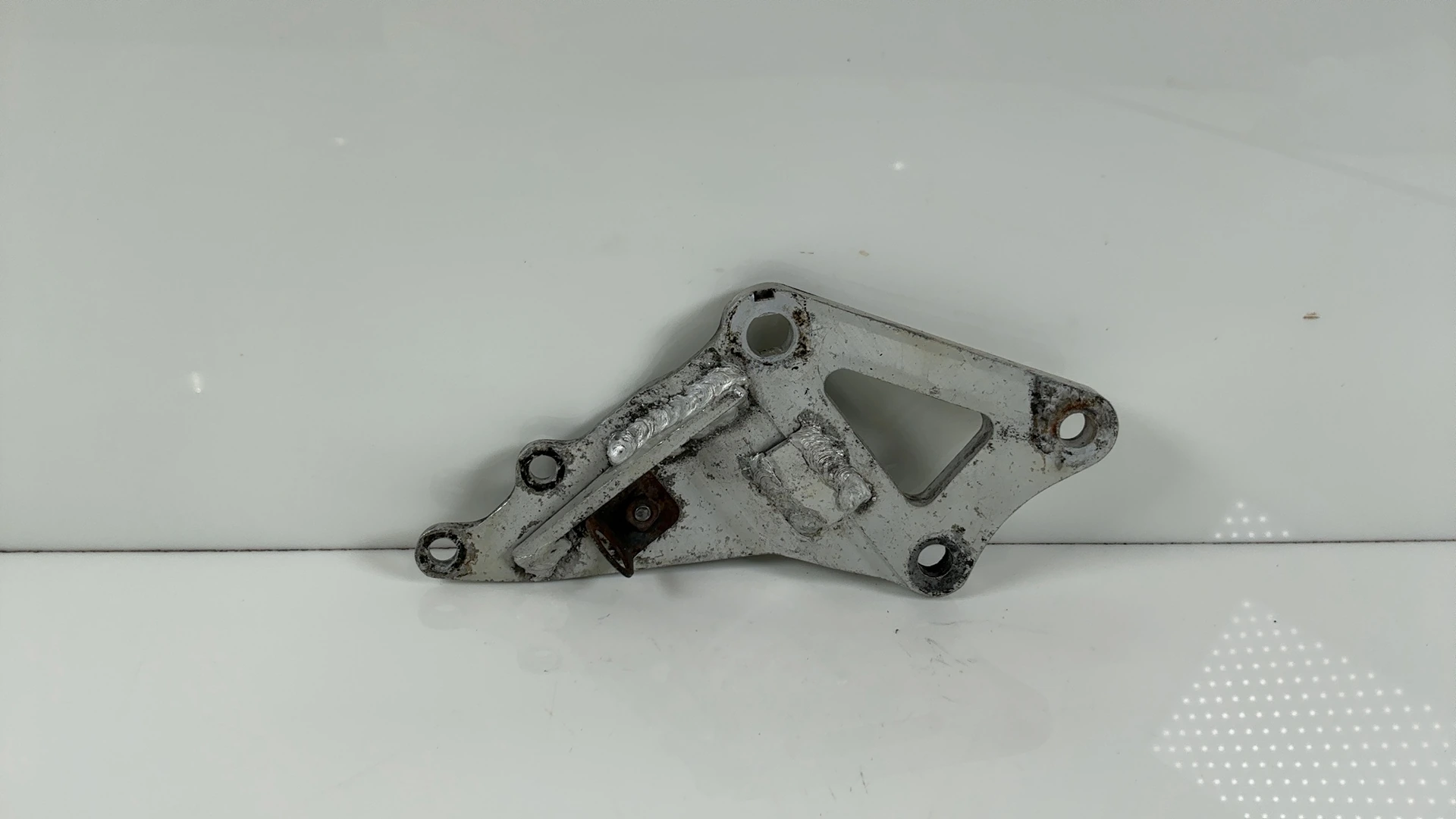 SUZUKI GSX-R 750 GR75A FRONT RIGHT FOOTREST HANGER BRACKET 1984-85 43511-27A00 - Image 2