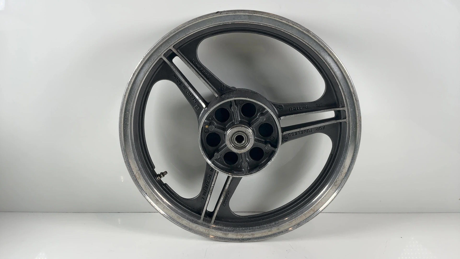 Kawasaki GPz550 ZX550A 550cc Rear Wheel Rim 1982-1985 OEM 41073-1135 -21 - Image 2