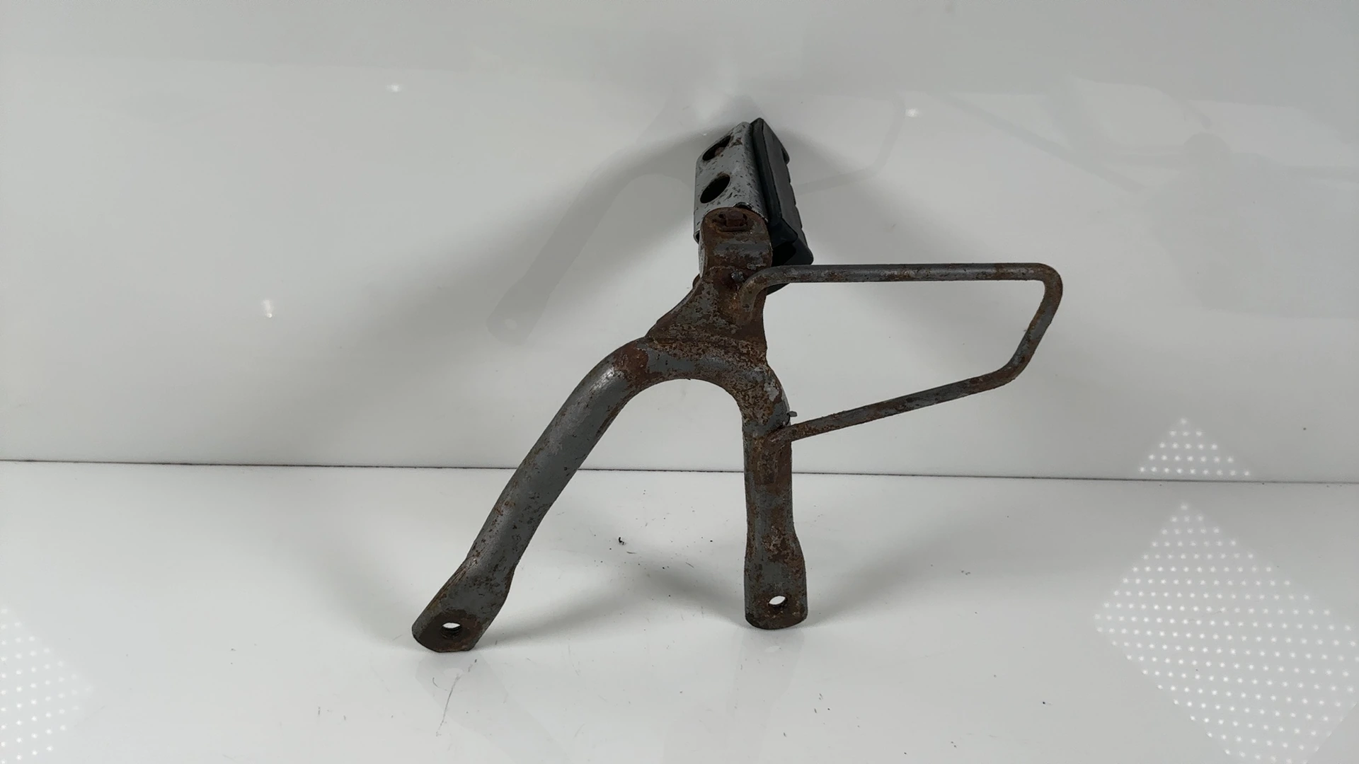 Yamaha XTZ660 Ténéré 3YF 660cc Rear Left Footrest Bracket 1995-1996 3YF-27430-00 - Image 2