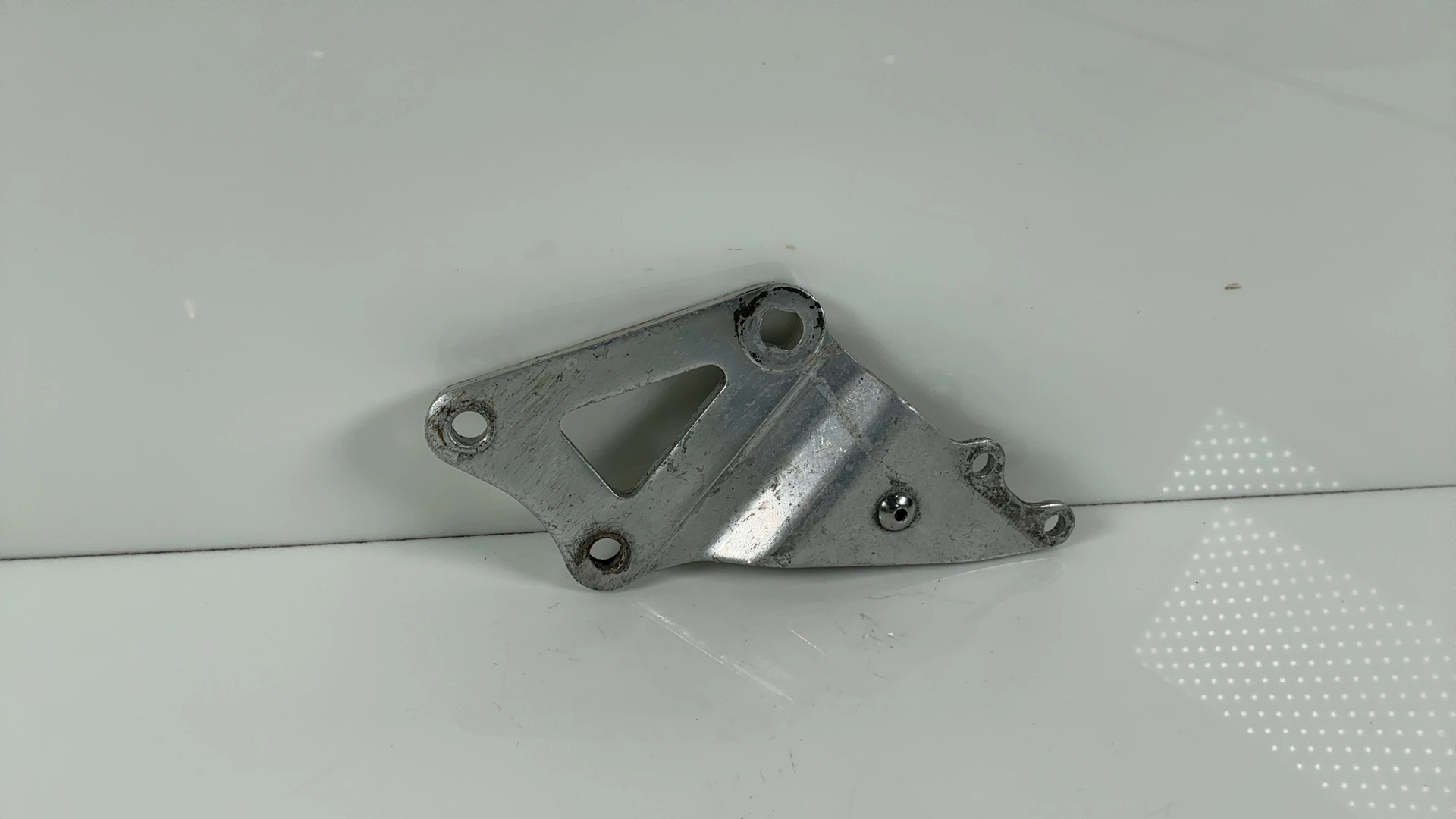 SUZUKI GSX-R 750 GR75A FRONT RIGHT FOOTREST HANGER BRACKET 1984-85 43511-27A00 - Image 1
