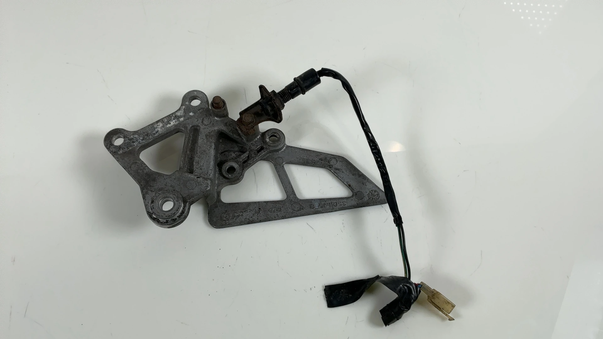 Kawasaki Ninja ZX-6R ZX600 600cc Front Right Footpeg Hanger 1995-1997 35011-1553 - Image 3