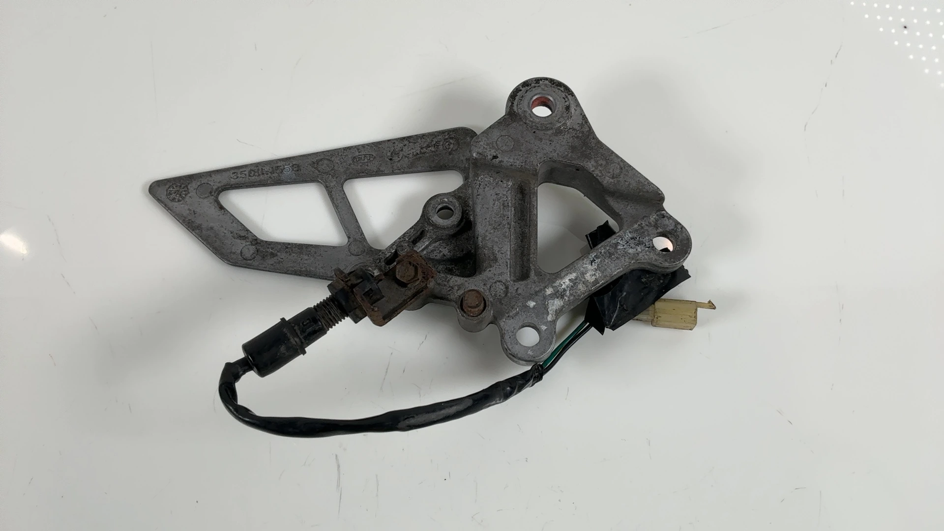 Kawasaki Ninja ZX-6R ZX600 600cc Front Right Footpeg Hanger 1995-1997 35011-1553 - Image 5