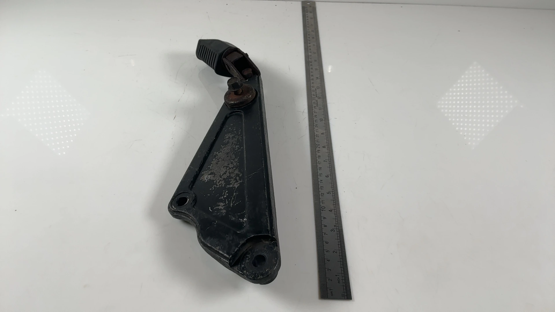 Kawasaki GT750 KZ750P 750cc Left Rear Footrest Hanger Bracket 1982-96 35011-1132 - Image 3