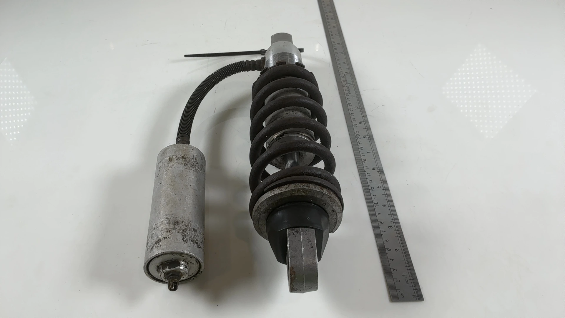 Suzuki GSX-R1100 GU74 1100cc Rear Shock Absorber 1986-1988 OEM 62100-17A00 Showa - Image 3