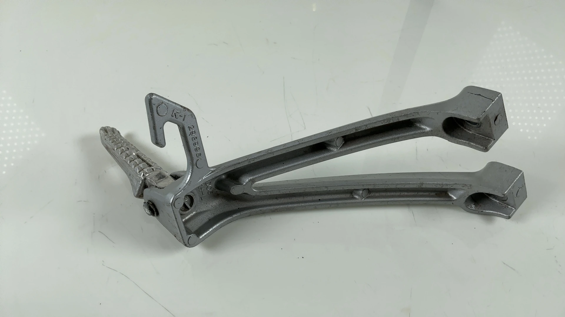 Suzuki GSX-R600 600cc Left Passenger Footrest Bracket 2008-2010 OEM 43700-01H00 - Image 6