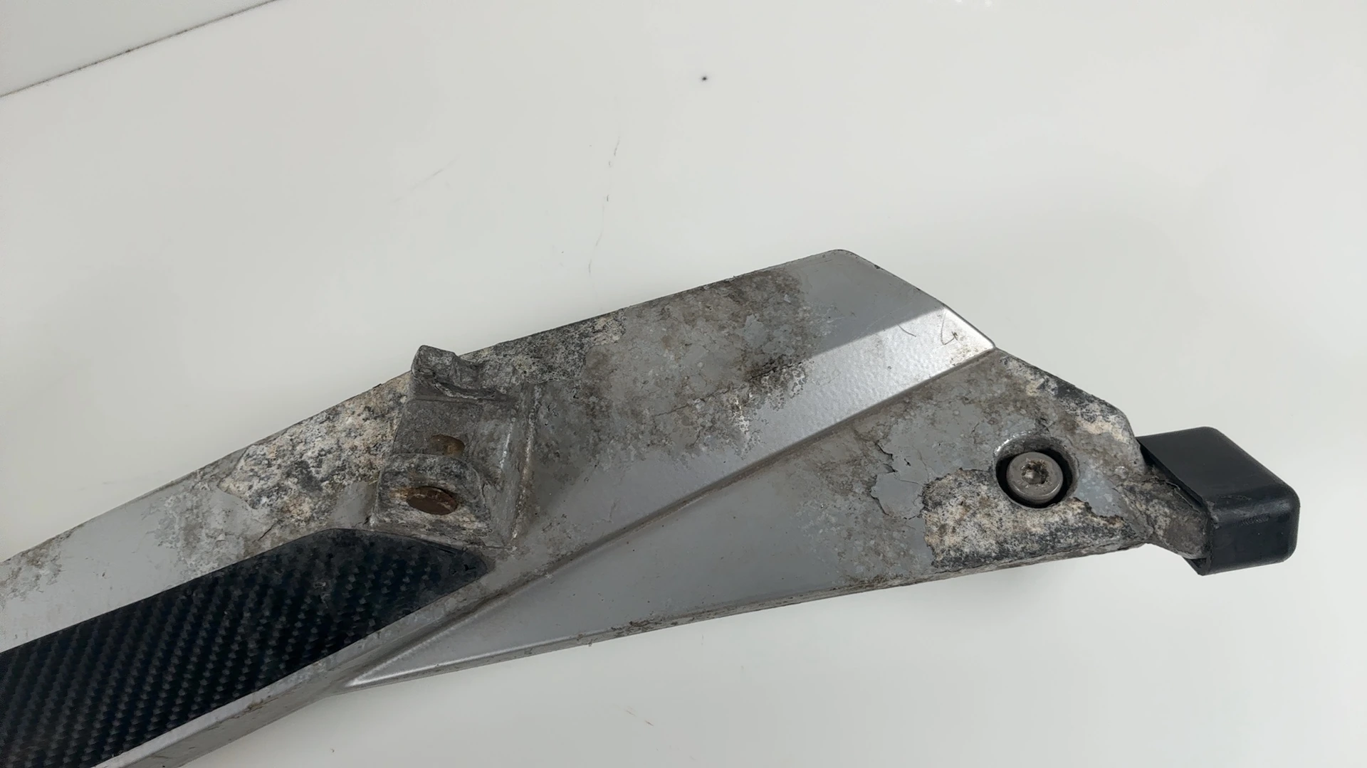 BMW R1200RT K26 1170cc Right Footrest Bracket Plate 2005-2014 OEM 46717675290 - Image 3