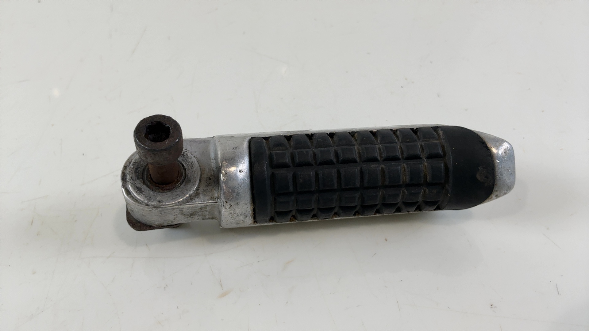 Suzuki GSX-R1100 GSXR1100 1100cc Rear Left Pillion Footpeg 1989-1990 43700-40C00 - Image 1