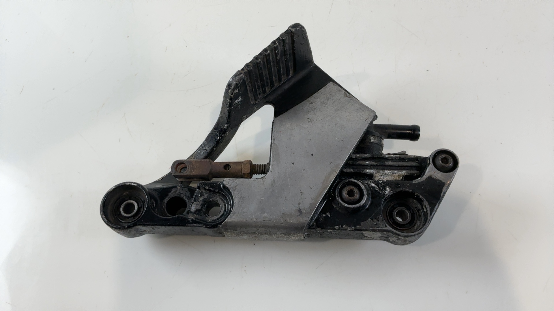 Yamaha FZ750 FZ 750 Front Right Footrest Bracket 1985 1986 OEM 1AE-27420-00-00