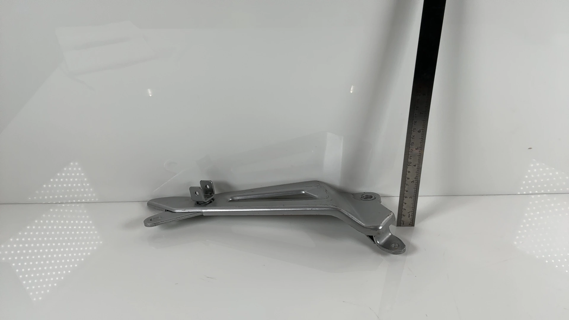 YAMAHA YBR125 3D9 125cc Right Rear Footrest Bracket 2010-2012 OEM 3D9-F7462-00 - Image 4