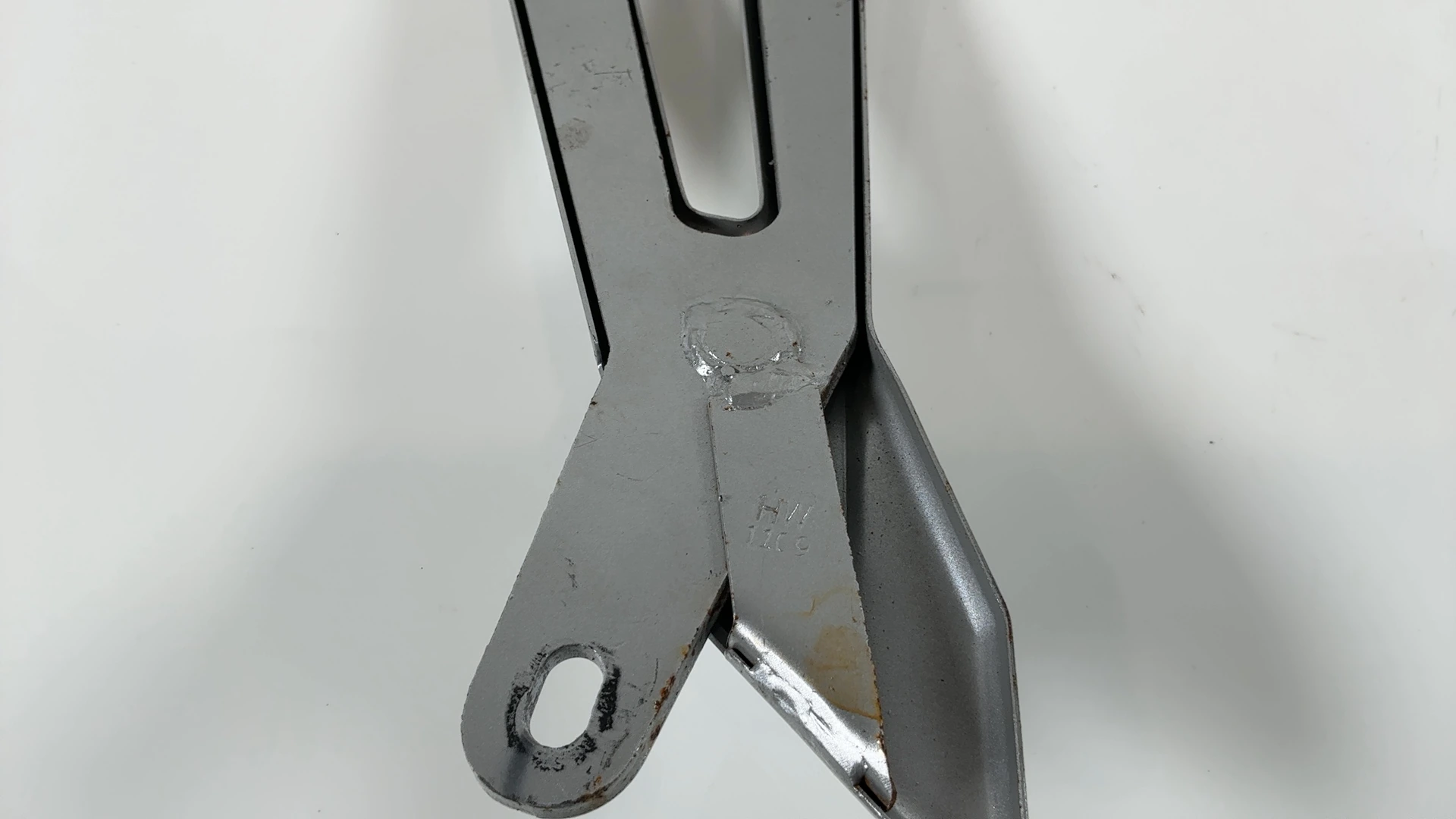 YAMAHA YBR125 3D9 125cc Right Rear Footrest Bracket 2010-2012 OEM 3D9-F7462-00 - Image 6