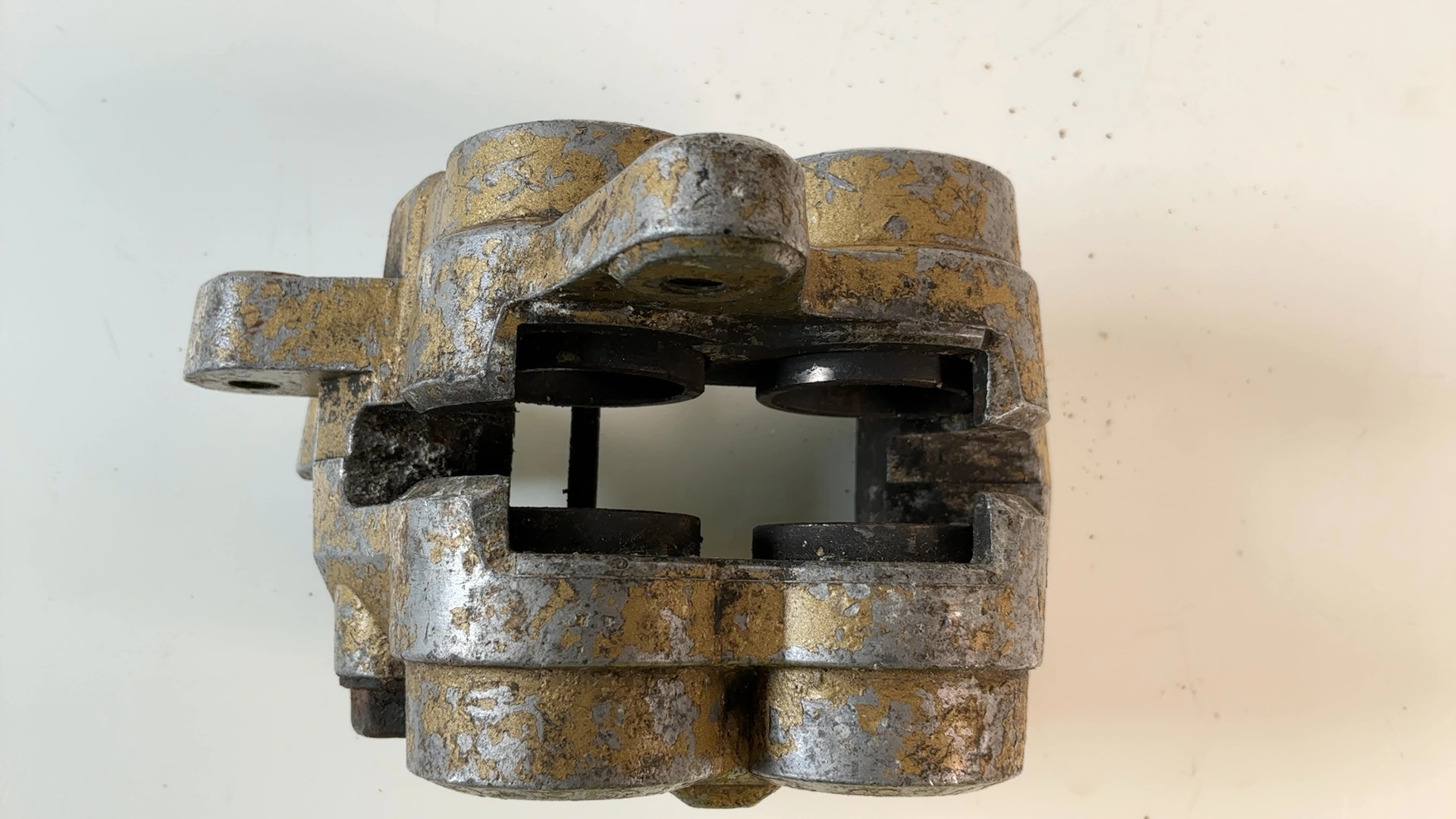Suzuki RG500 Gamma 500cc Front Left Brake Caliper 1985-1987 OEM 59300-04820 - Image 3