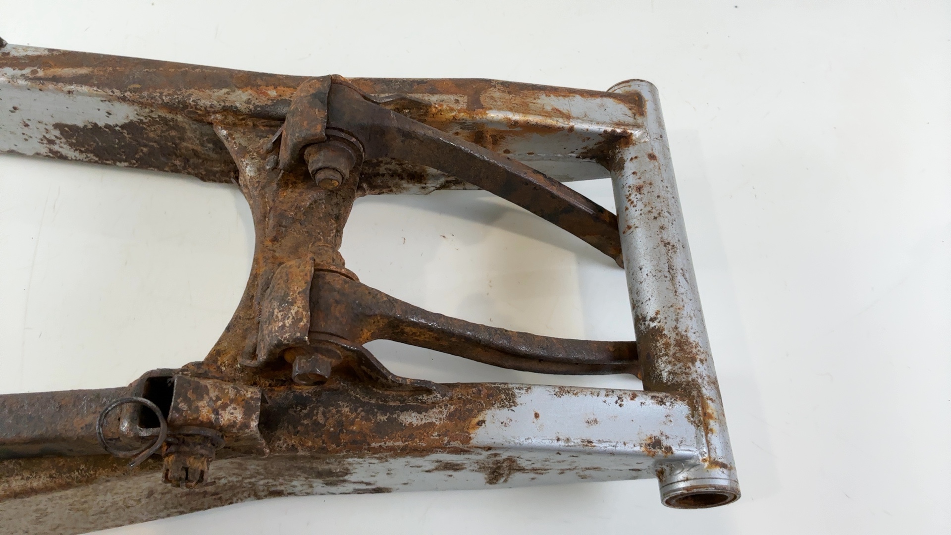 Suzuki Katana GSX600F GN72B 600 Swingarm 1988-1997 OEM 61000-19C10-13L - Image 4