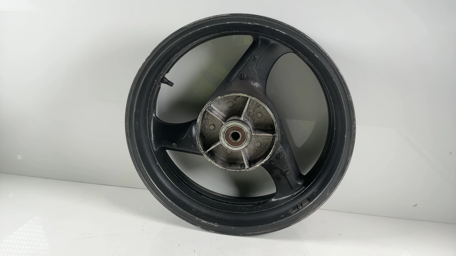 Honda Hornet 600 CB600S PC34 600cc Rear Wheel Rim 1998-2002 OEM 42650-MBZ-D00ZA - Image 2