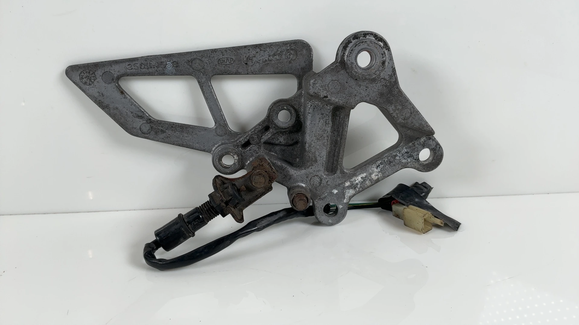 Kawasaki Ninja ZX-6R ZX600 600cc Front Right Footpeg Hanger 1995-1997 35011-1553 - Image 12