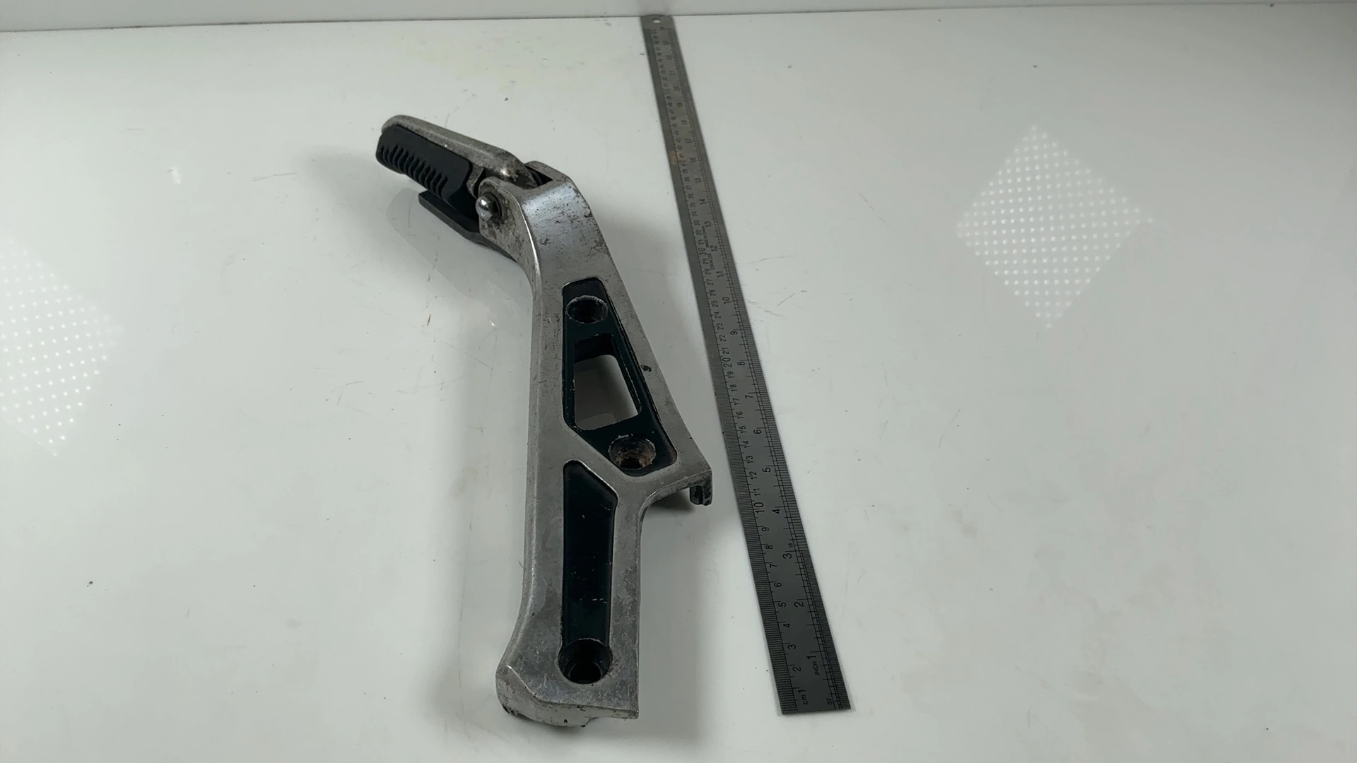 Suzuki GSX750ES GSX750 750 Rear Left Foot Peg Bracket 1983-1987 OEM 43820-19A00 - Image 3