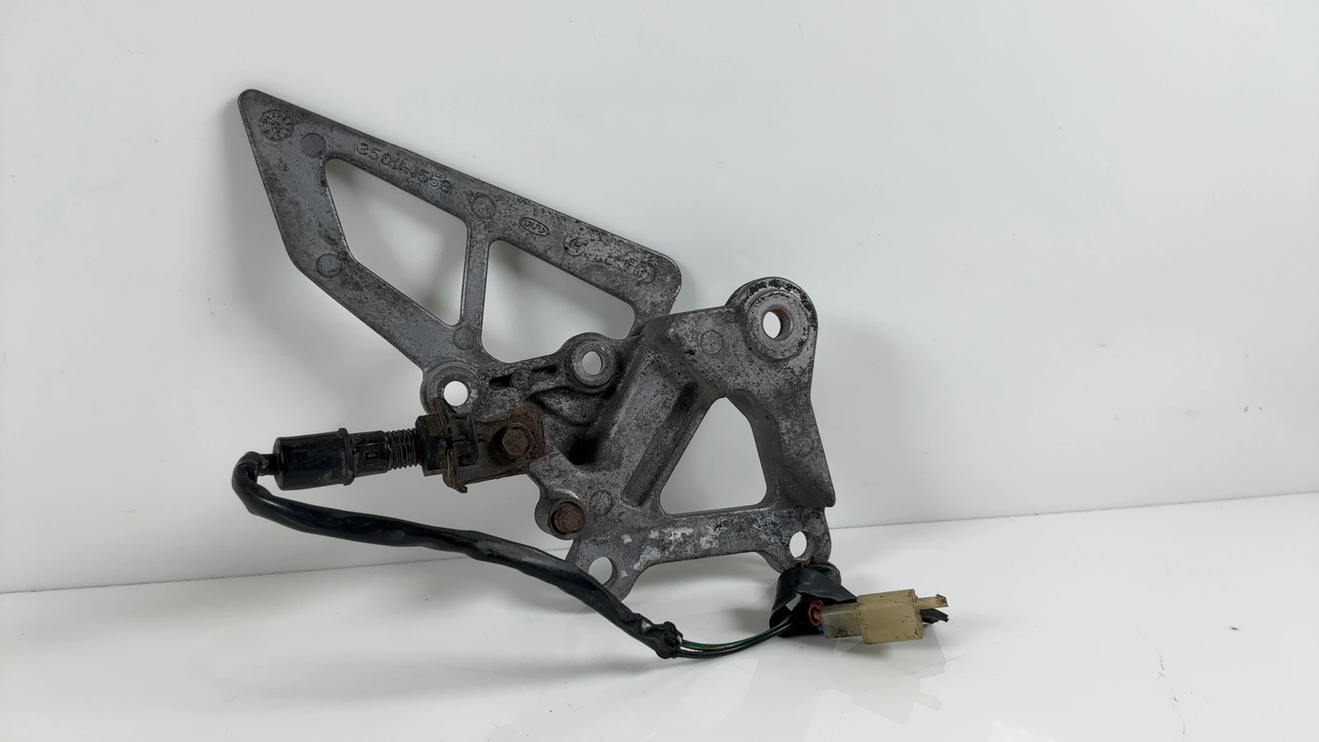 Kawasaki Ninja ZX-6R ZX600 600cc Front Right Footpeg Hanger 1995-1997 35011-1553 - Image 14