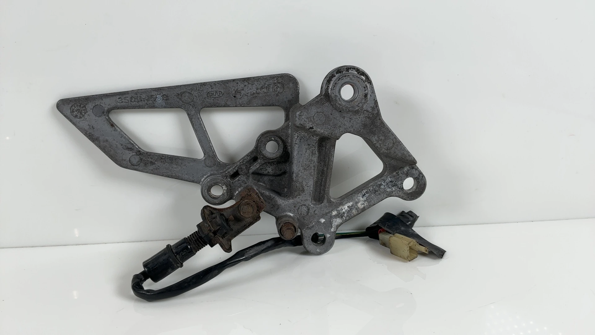 Kawasaki Ninja ZX-6R ZX600 600cc Front Right Footpeg Hanger 1995-1997 35011-1553 - Image 11