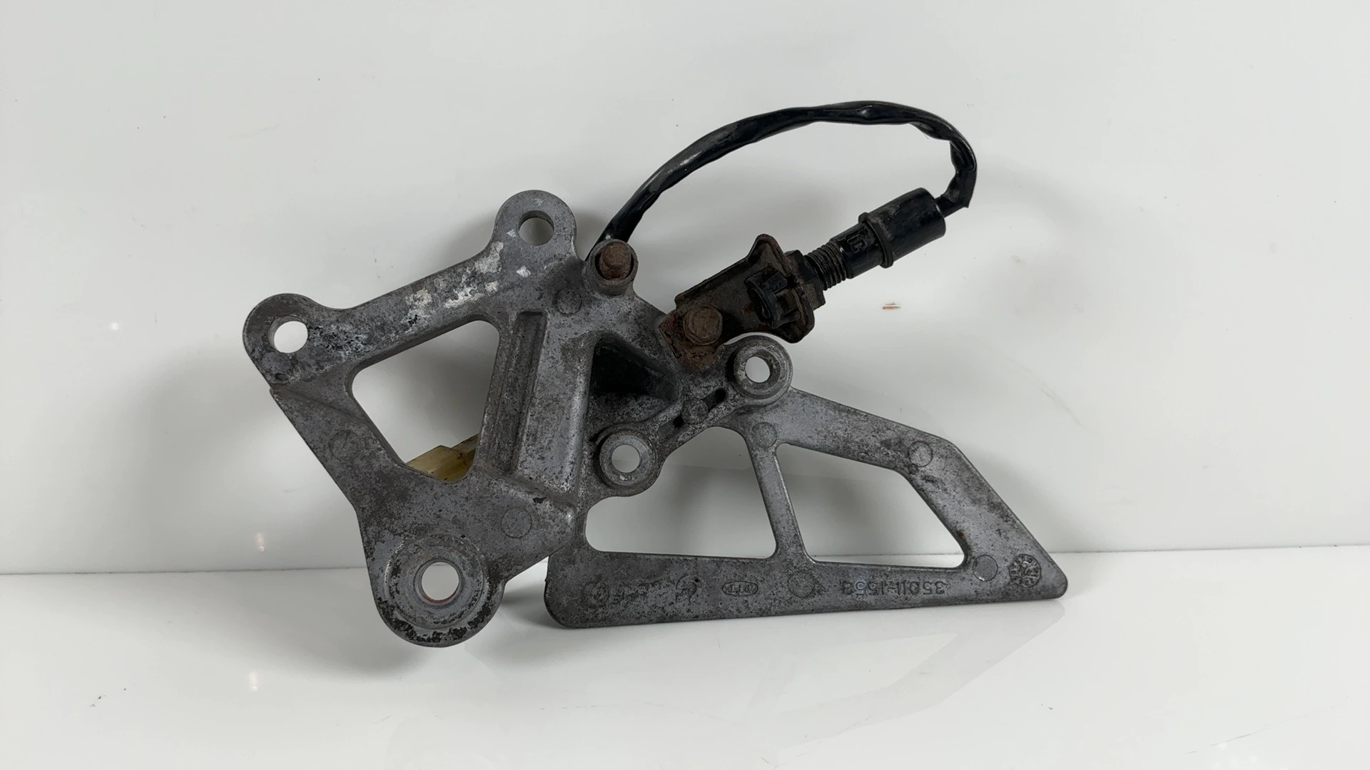 Kawasaki Ninja ZX-6R ZX600 600cc Front Right Footpeg Hanger 1995-1997 35011-1553 - Image 9