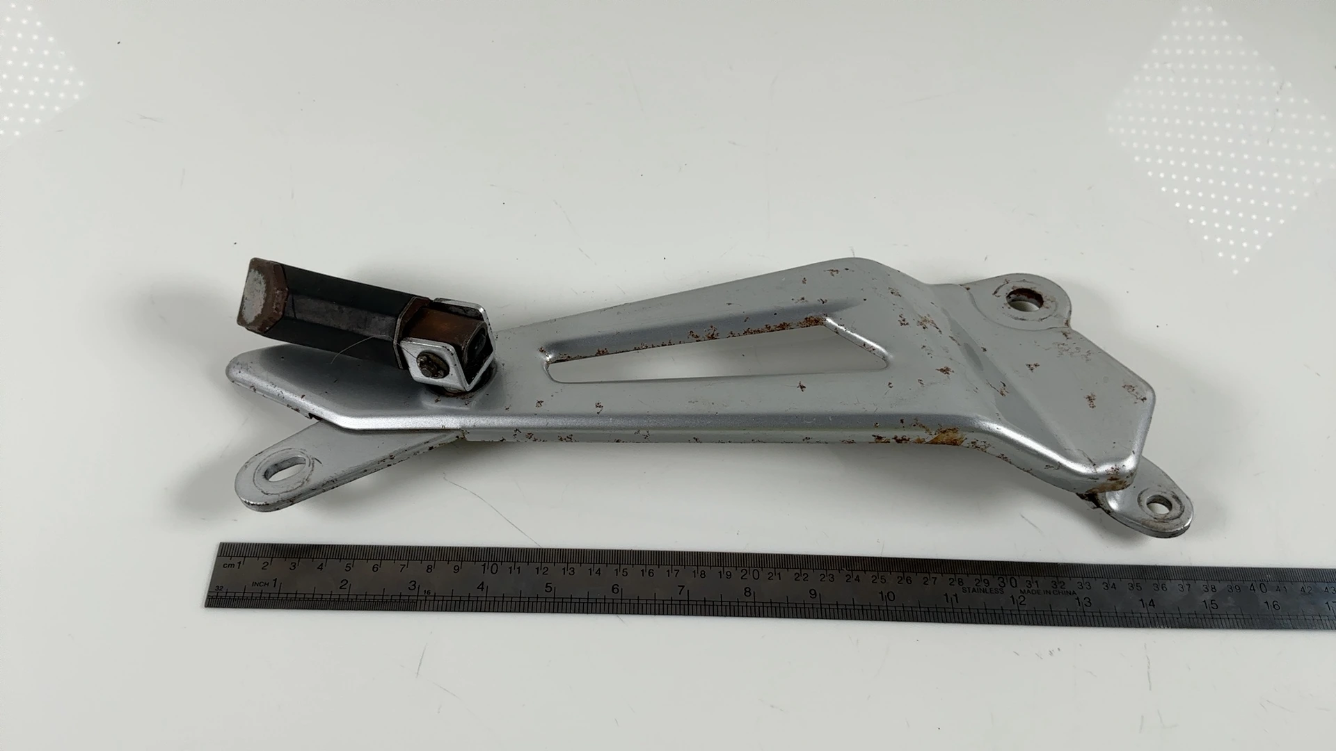 Yamaha YBR 125 CC Right Foot Rest Bracket 2005-2006 OEM 3D9-F7462-00 - Image 3