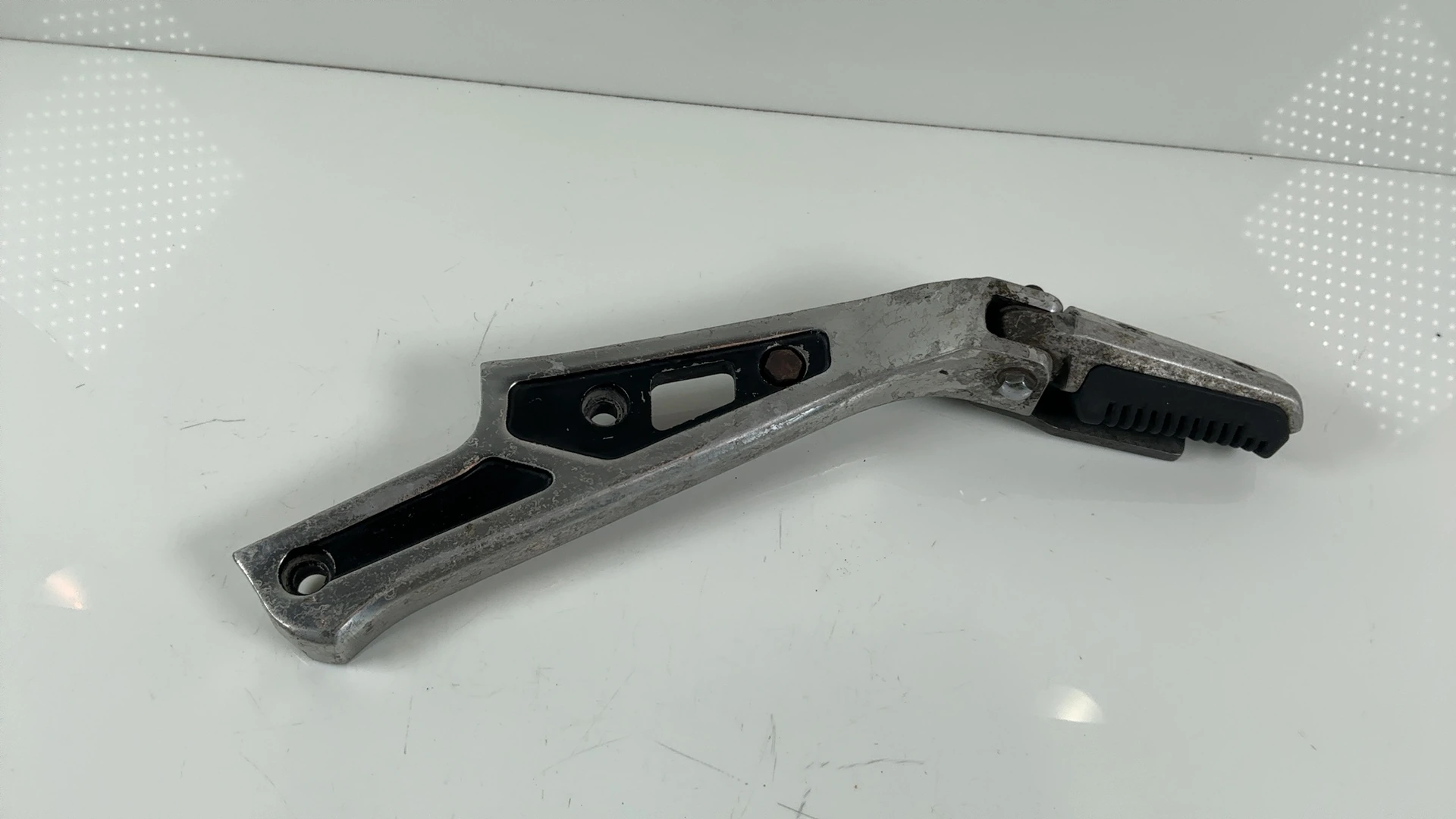 Suzuki GS700ES GS700 700 CC Left Rear Footrest Peg Bracket 1984-1985 43700-31300