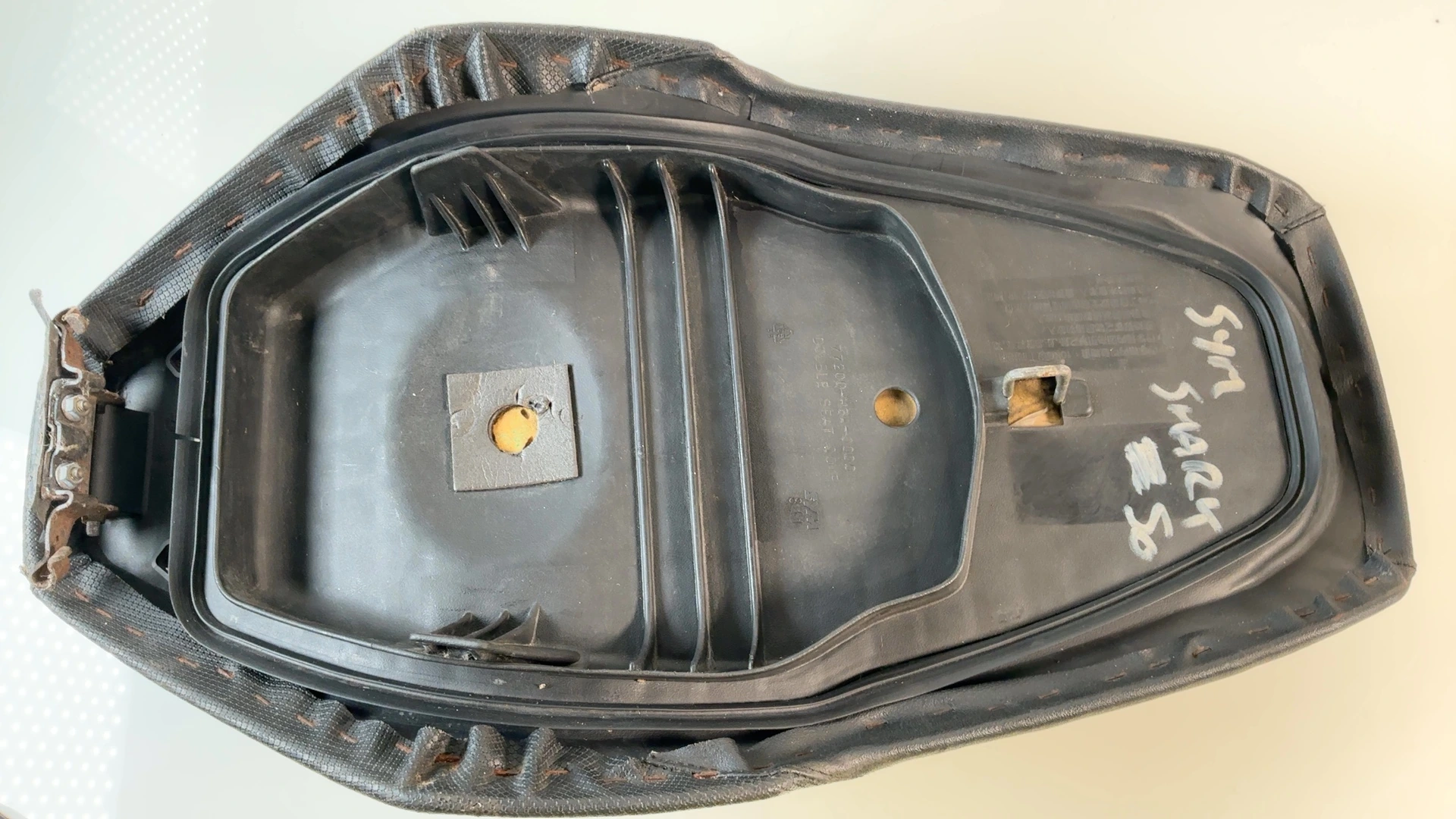 SYM Shark BS05W-6 50cc Seat Unit 2006-2008 OEM 77200-H3A-0000 - Image 2