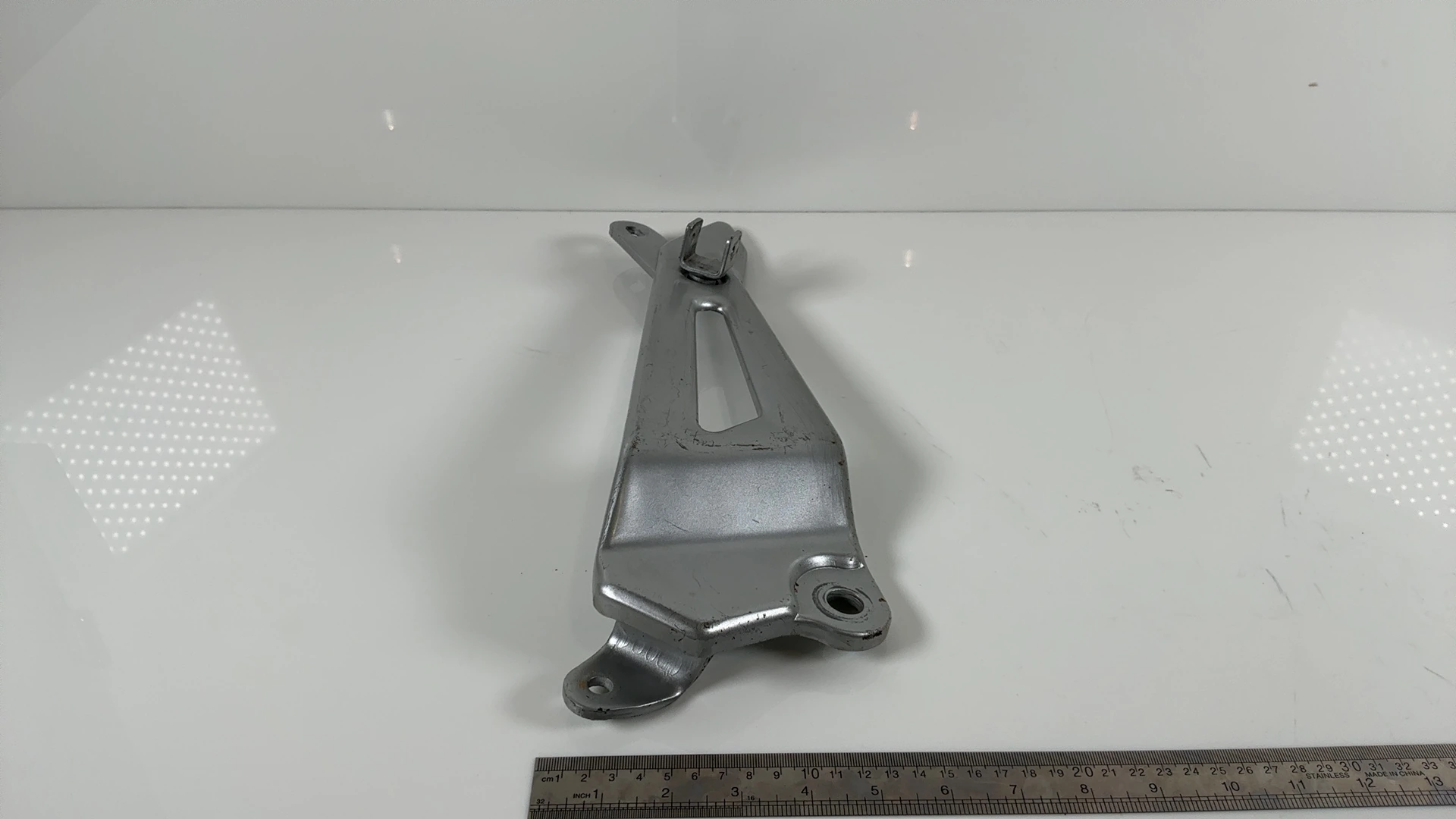 YAMAHA YBR125 3D9 125cc Right Rear Footrest Bracket 2010-2012 OEM 3D9-F7462-00 - Image 2