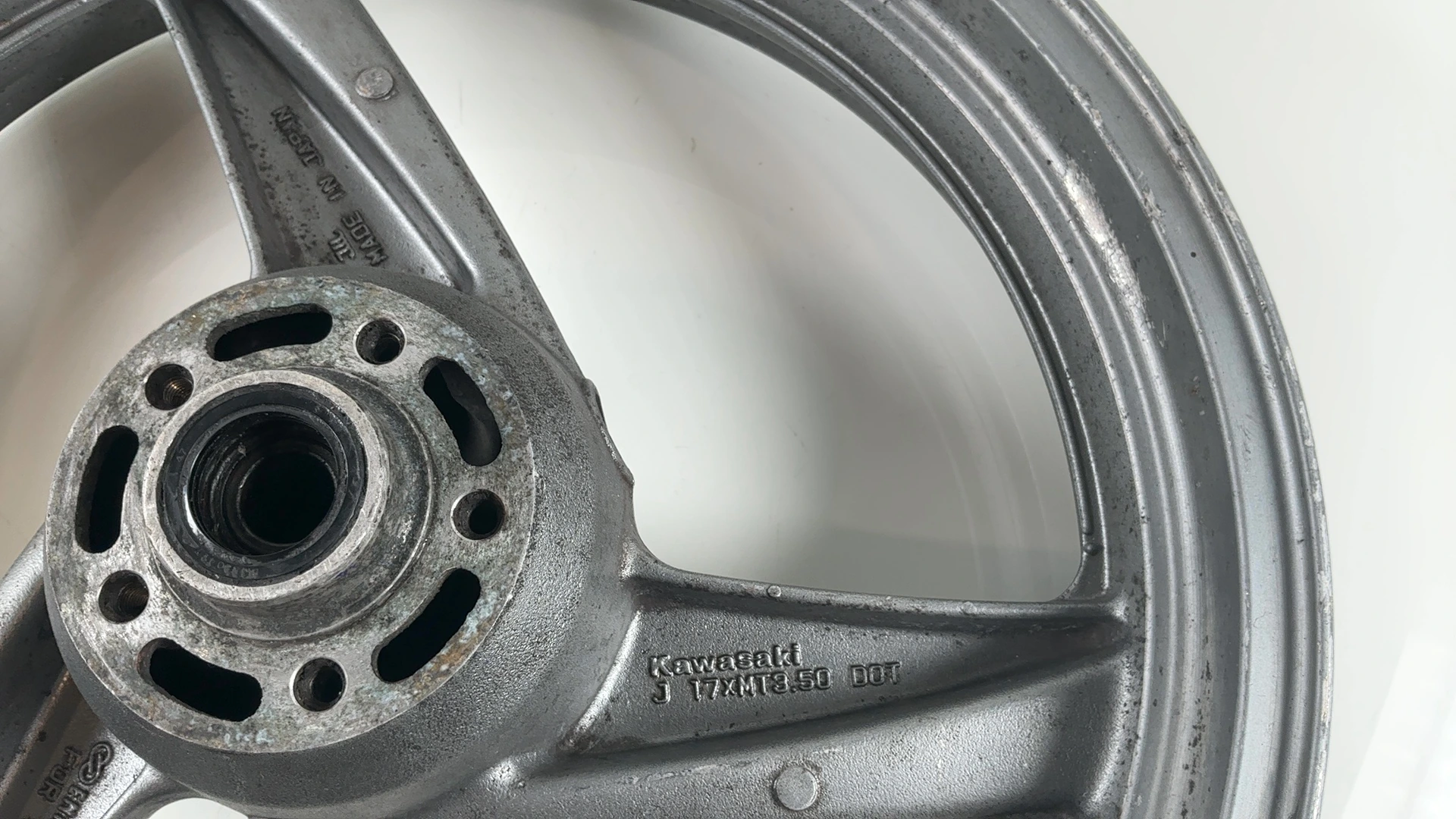 Kawasaki ZZR600 ZX6E ZX600E Front Wheel Rim 1993-2005 OEM 41073-1518-GE - Image 3