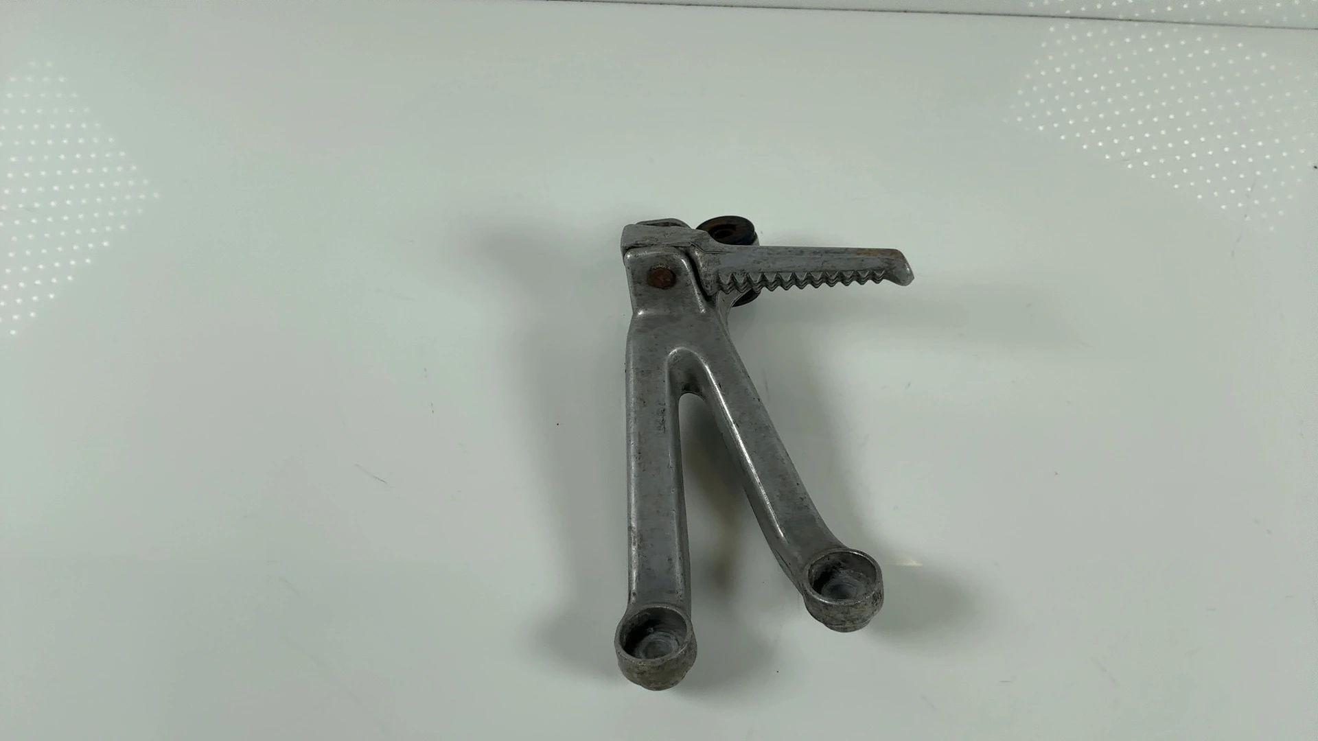 Honda CBR900RR SC28 900cc Right Rear Footrest Bracket 1993-95 OEM 50750-MW0-000 - Image 3