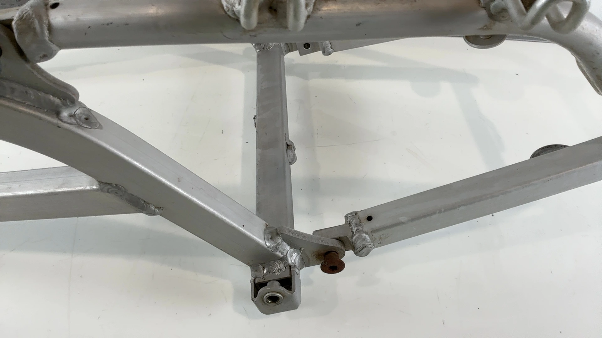 Suzuki GSXR 600 750 SRAD Rear Subframe 1996-1999 OEM 41200-33E20 - Image 4