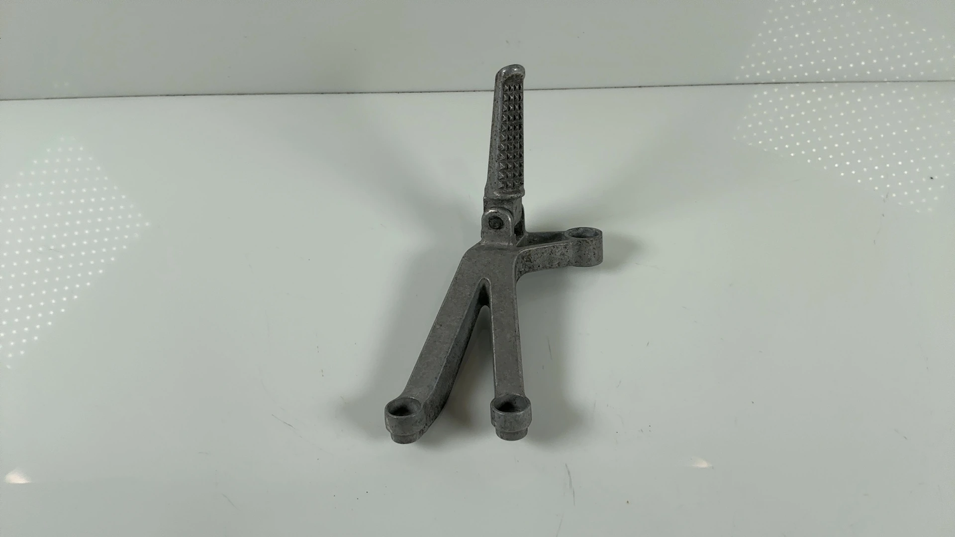 Honda CBR900RR CBR929RR 929cc Rear Right Footrest Hanger 2000-2001 50750-MCJ-000 - Image 1