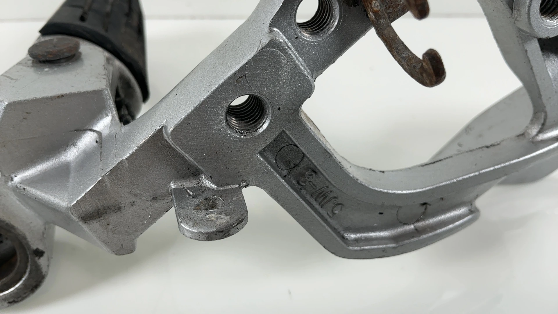 YAMAHA FJR1300 FJR 1300 Front Right Side Foot Rest Bracket 04-05 5JW-27443-00-00 - Image 5