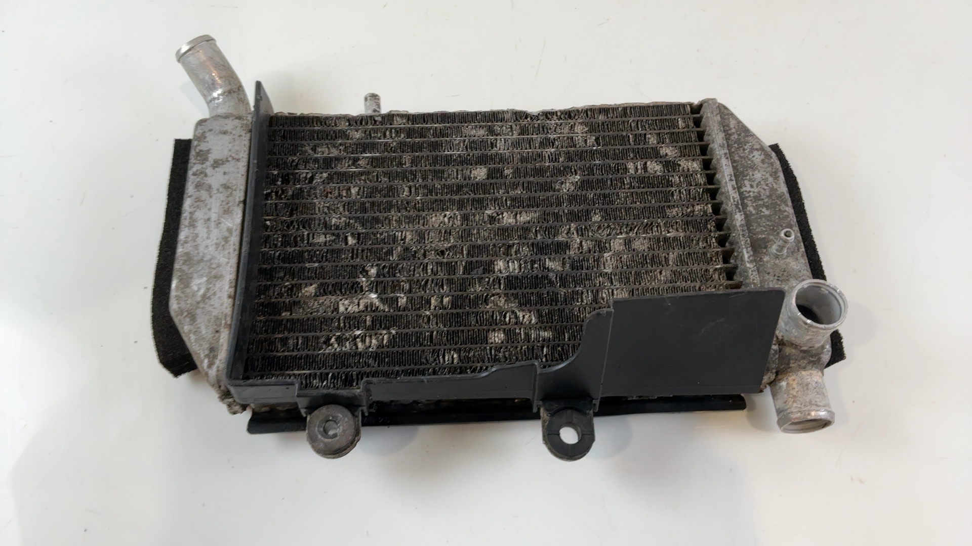 Honda Interceptor VFR800 RC46 800 CC Right Radiator 1998-2001 OEM 19060-MBG-000 - Image 3