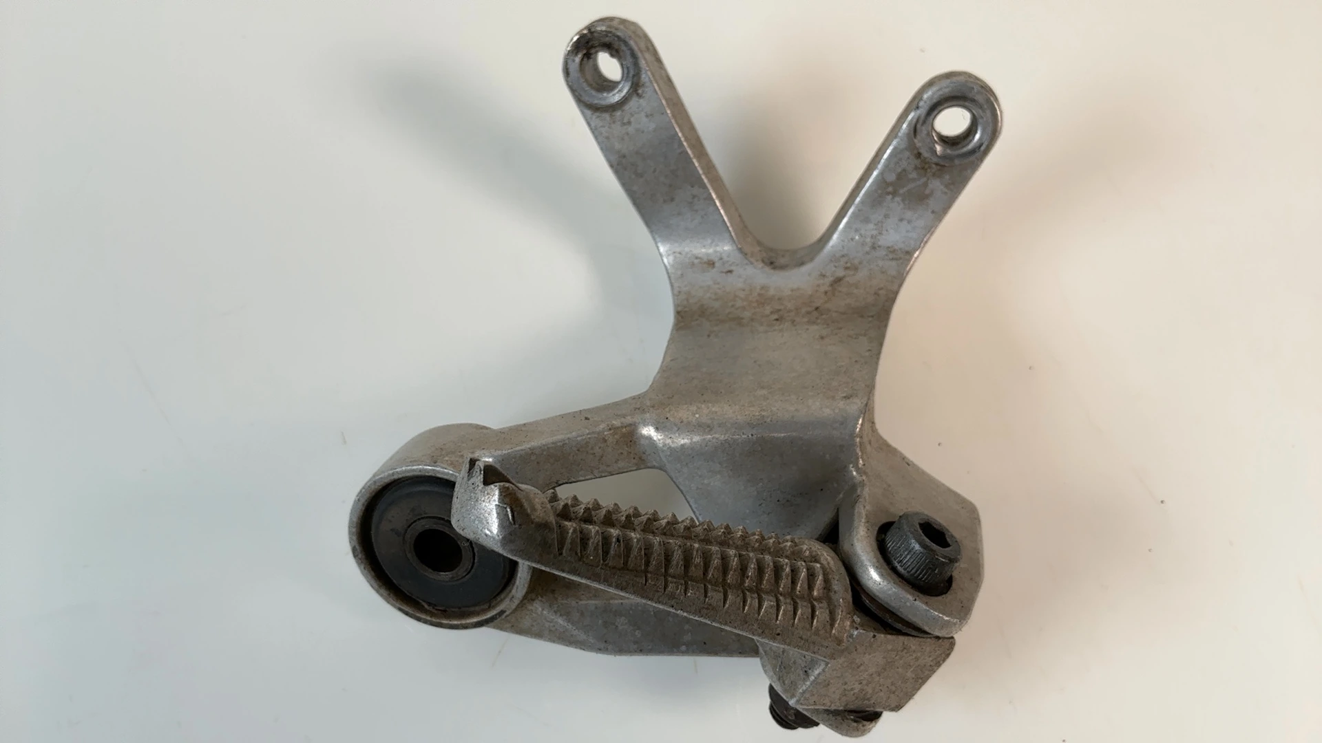 Yamaha YZF1000R YZF1000 1000cc Rear Right Footrest Hanger 1996-2003 4VD-27420-00 - Image 2