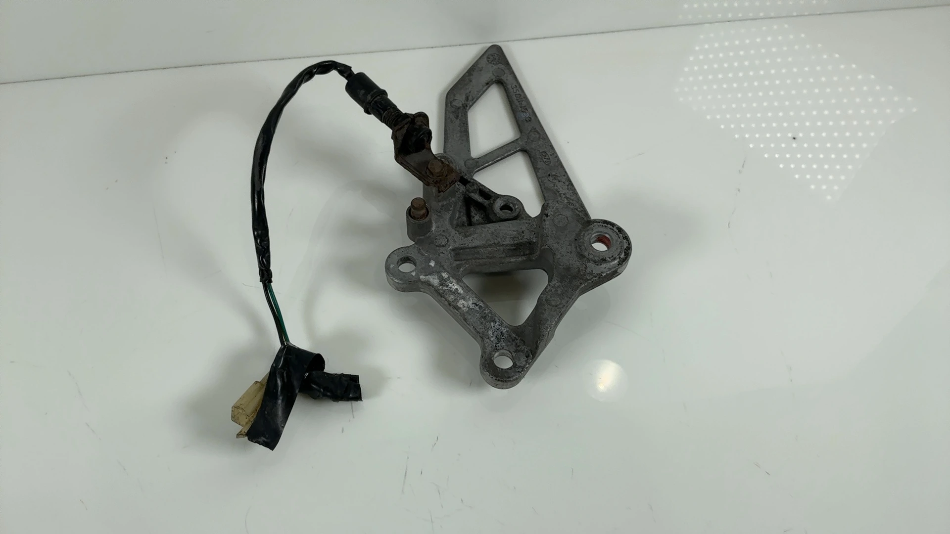 Kawasaki Ninja ZX-6R ZX600 600cc Front Right Footpeg Hanger 1995-1997 35011-1553 - Image 8