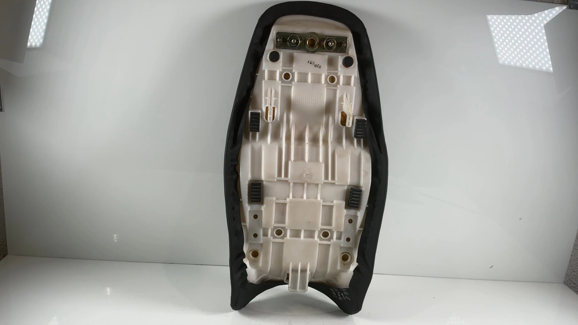 Suzuki Bandit GSF600 GSF600S 600cc Motorcycle Seat 2000-2004 OEM 45100-31F02-BH4 - Image 2