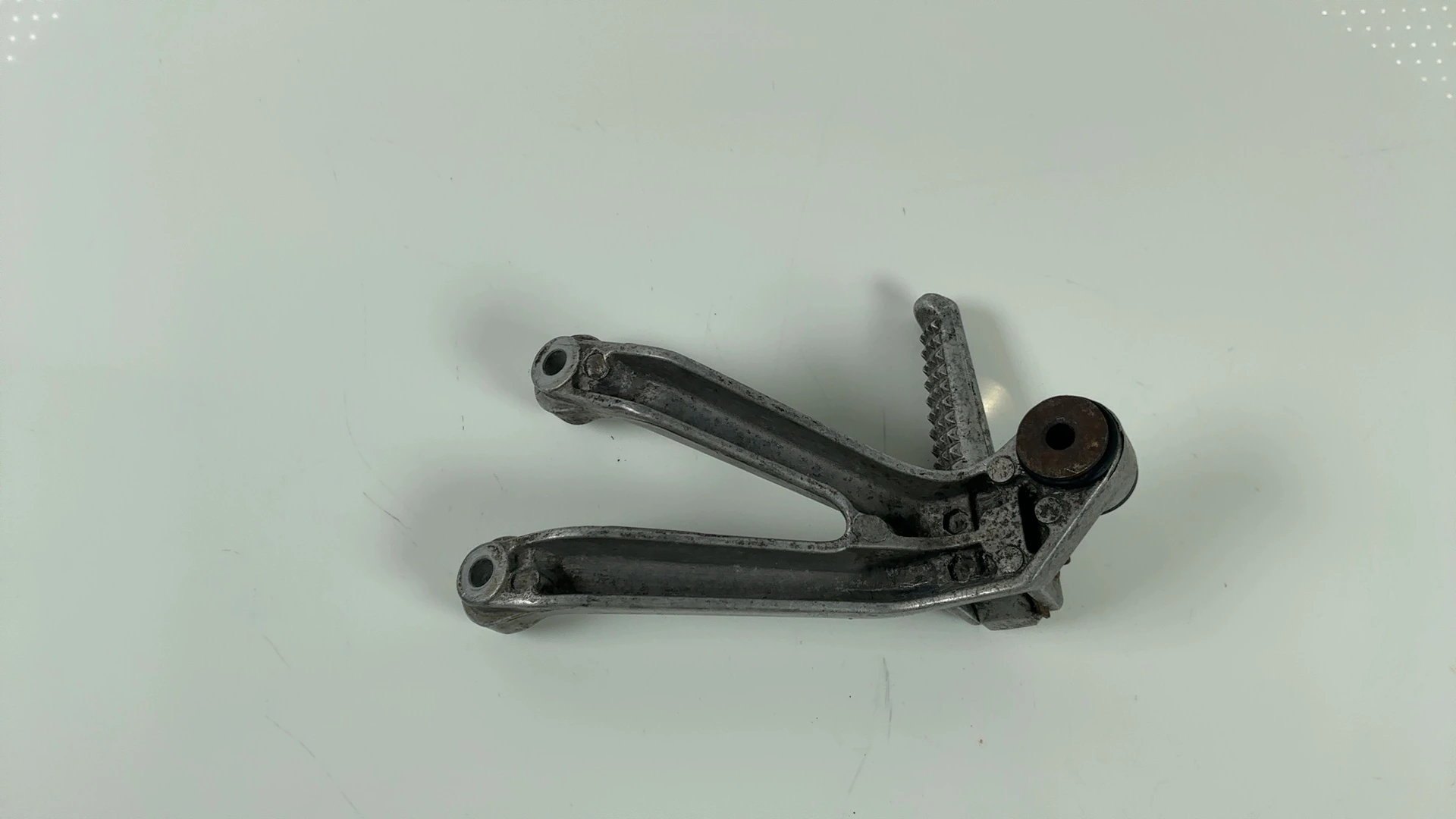 Honda CBR900RR SC28 900cc Right Rear Footrest Bracket 1993-95 OEM 50750-MW0-000 - Image 5