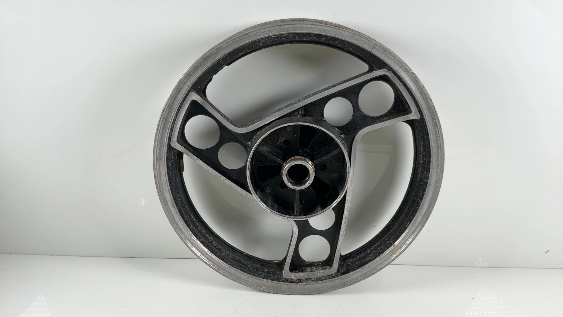 Yamaha FJ600 51J 600cc Rear Wheel Rim 1984-1985 OEM 33M-25338-00-98 - Image 2