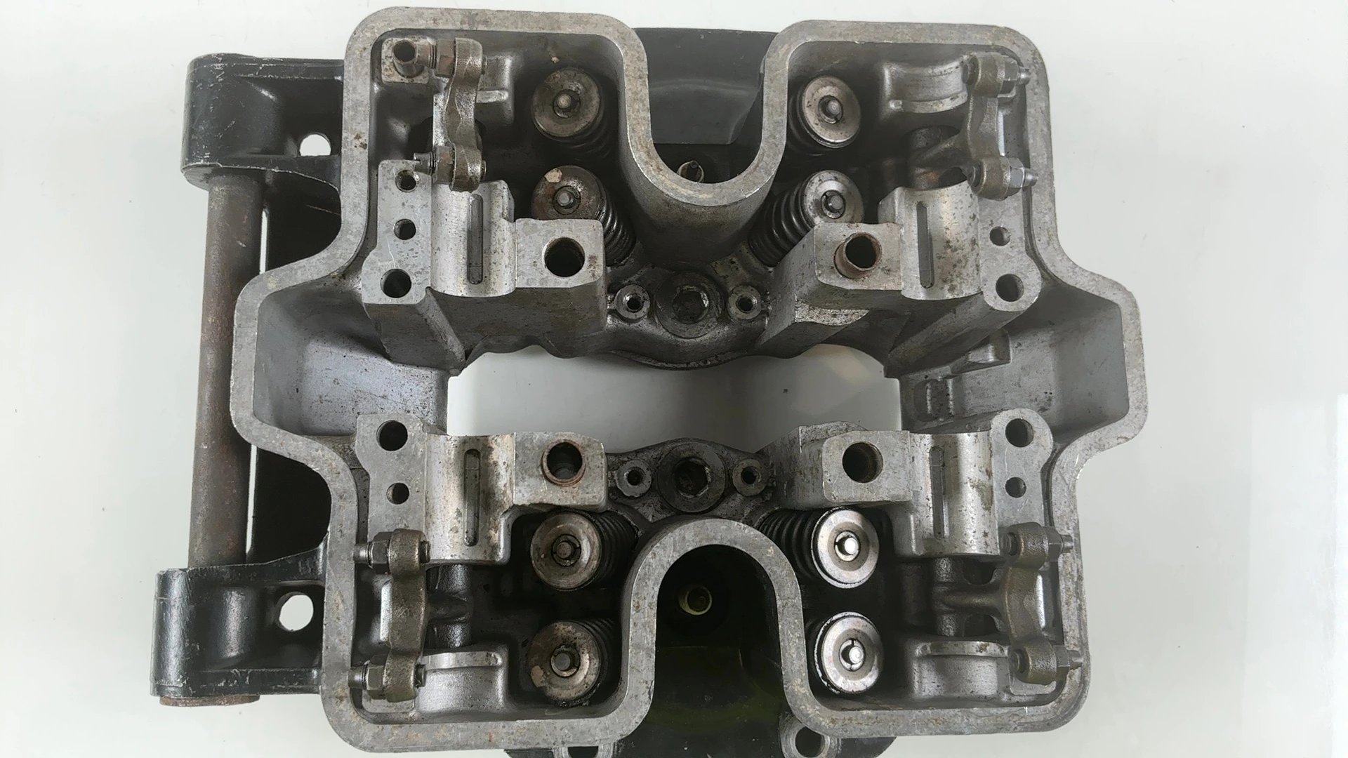 Honda V45 Magna VF750C 750cc Front Cylinder Head 1983-1985 OEM 12210-MB0-305 - Image 6