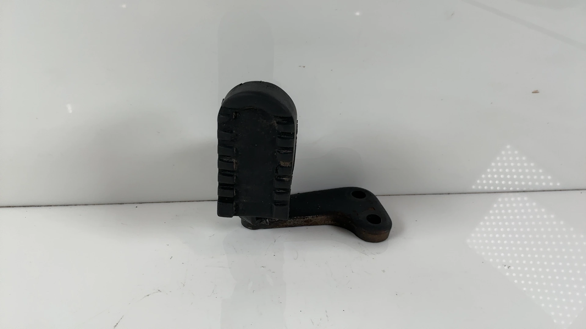 Yamaha XTZ660 Ténéré 3YF 660cc Front Right Footrest Bracket 1991-99 3LD-27421-10 - Image 2