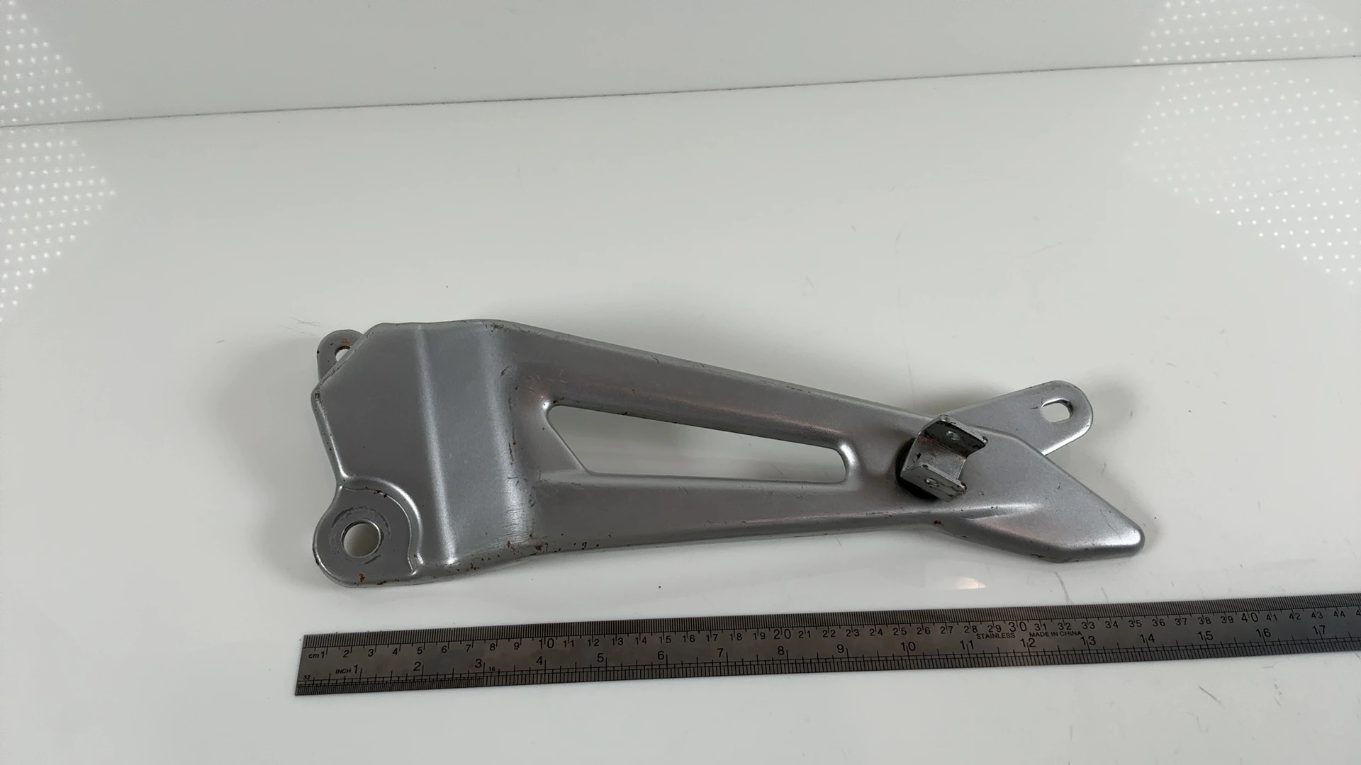 YAMAHA YBR125 3D9 125cc Right Rear Footrest Bracket 2010-2012 OEM 3D9-F7462-00