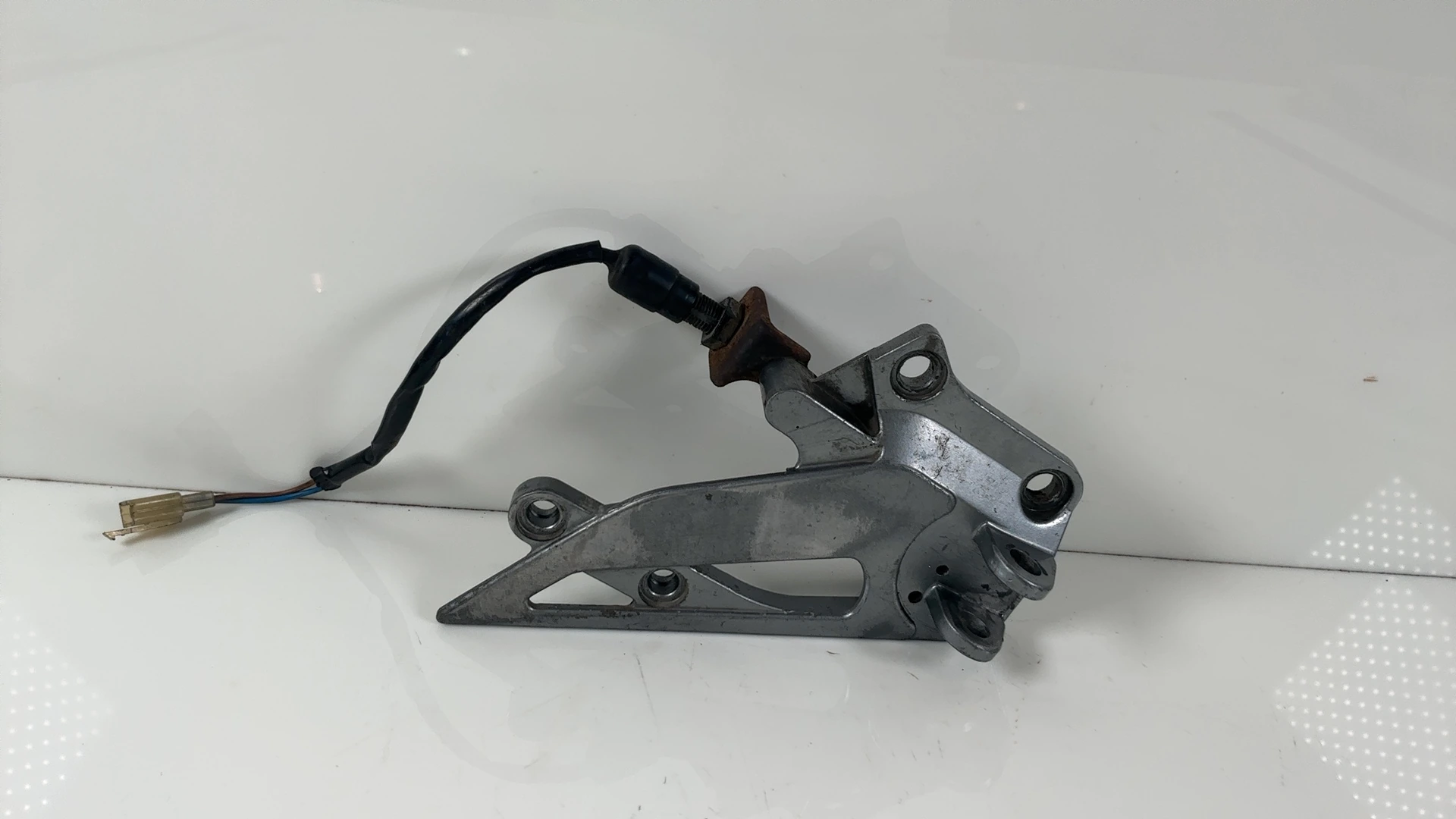 Kawasaki ZZR250 EX250H 250cc Front Right Footrest Bracket 1990-07 OEM 35063-1081 - Image 2